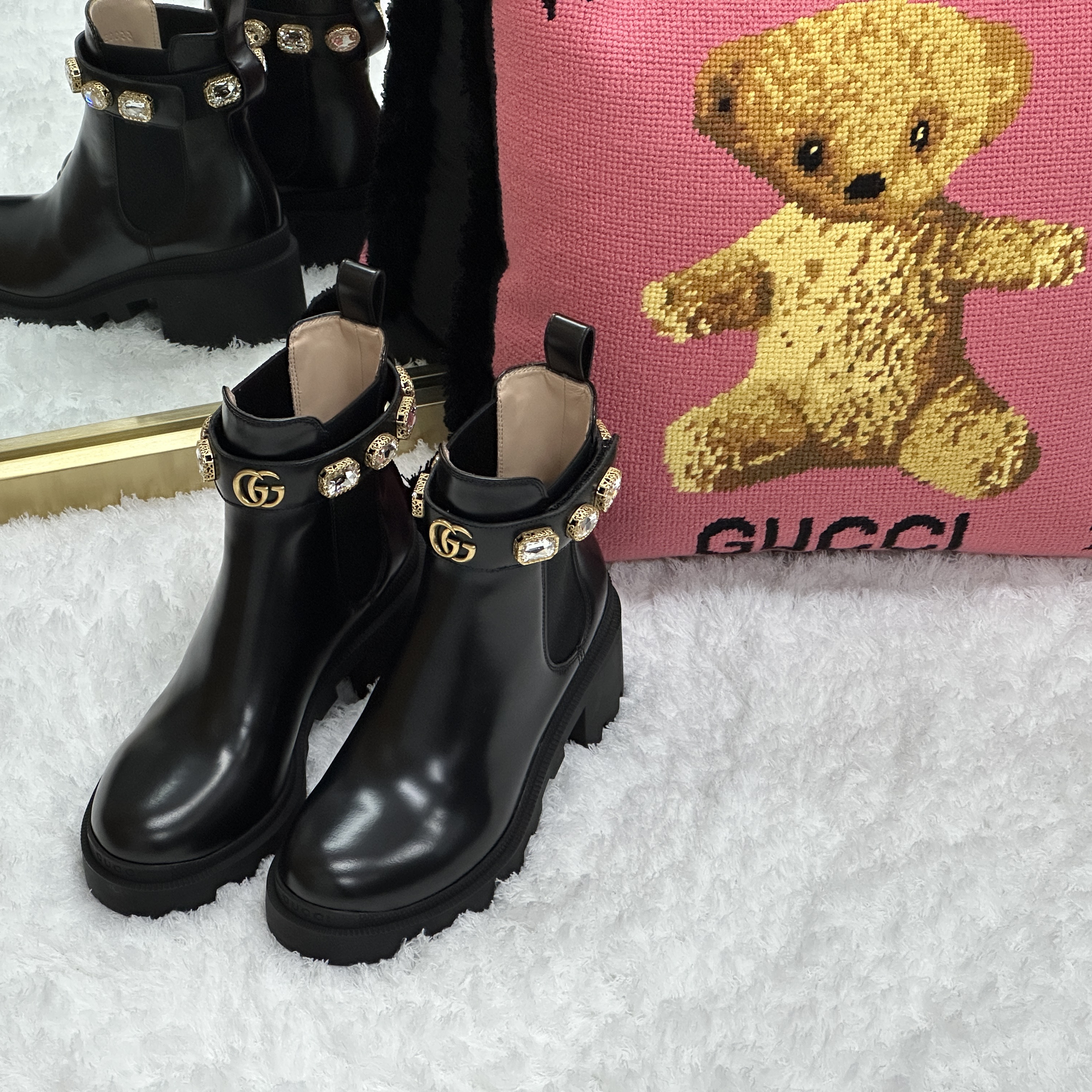 (W) Gucci Leather Ankle Boot with Belt Black Leather 착용 스타일