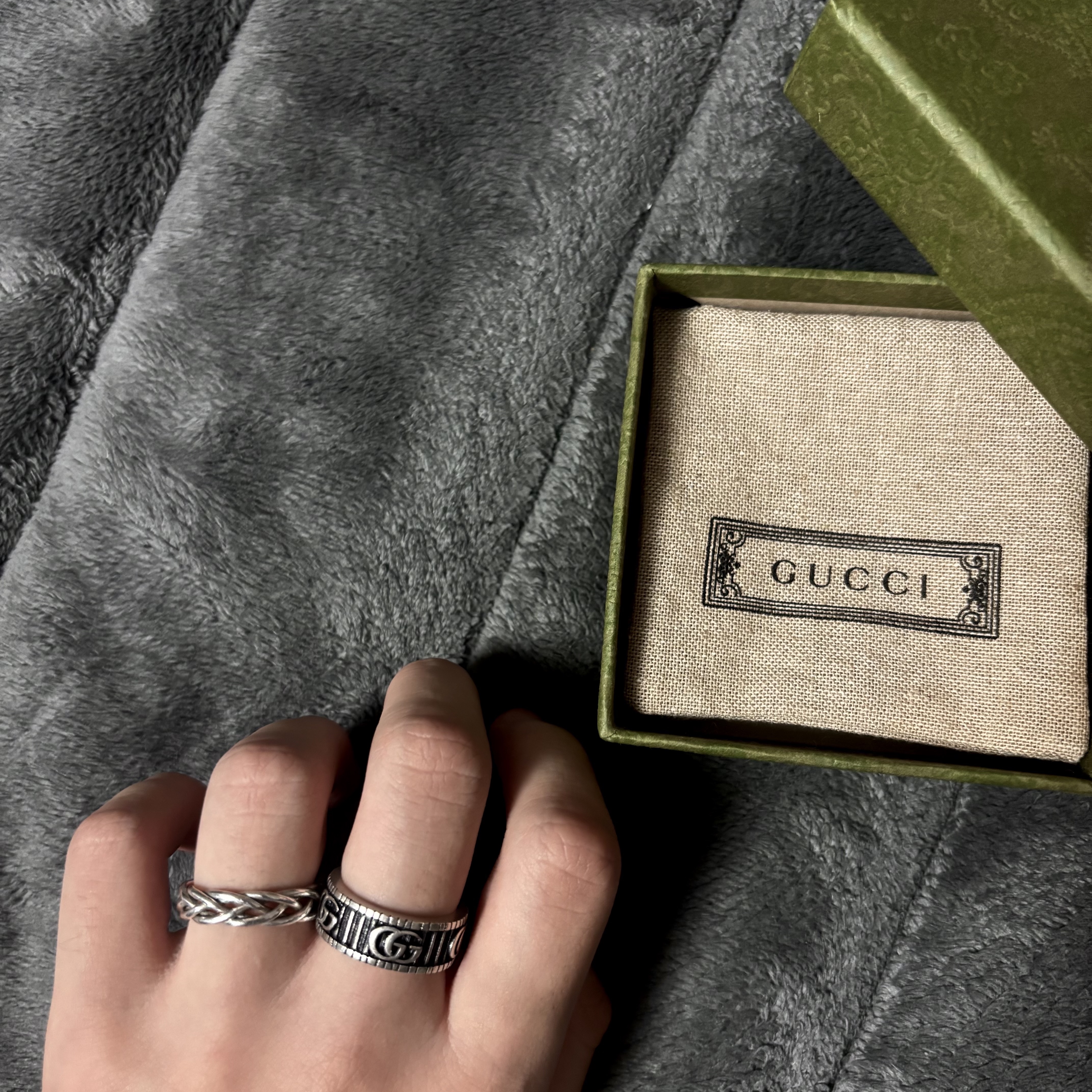 Gucci Ring with Double G Silver 착용 스타일 - 2