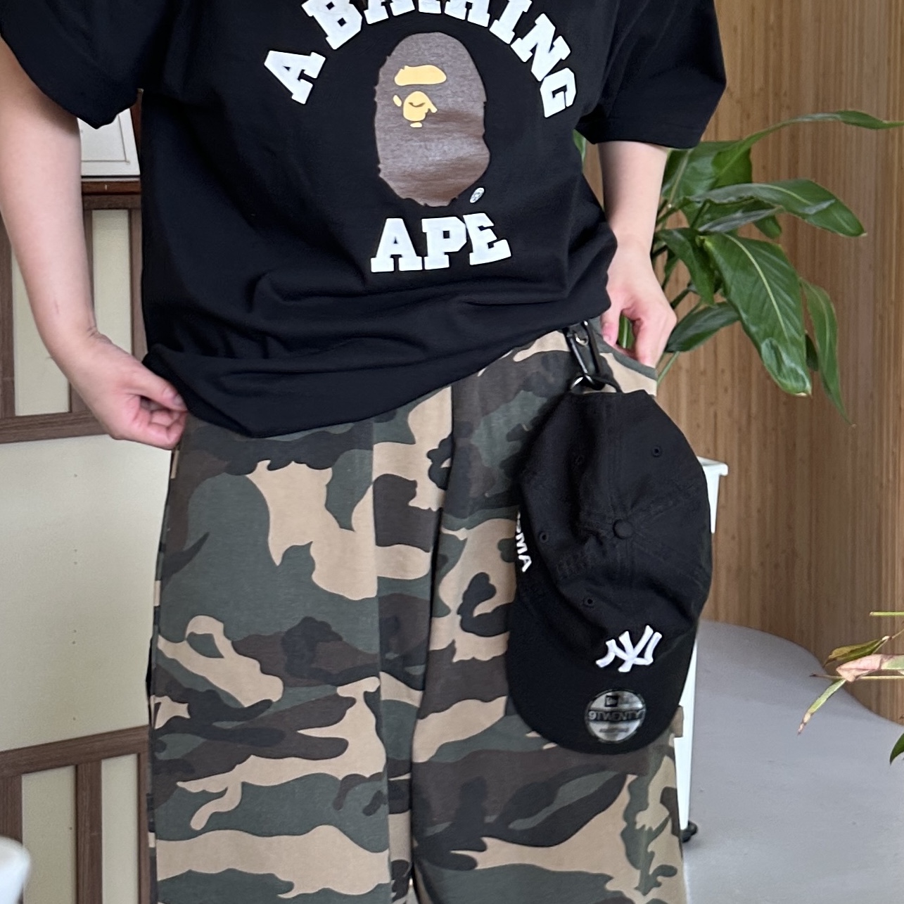SLOW RECORD HOUSE Carpenter Bermuda Wide Camo Pants Vintage Green 착용 스타일