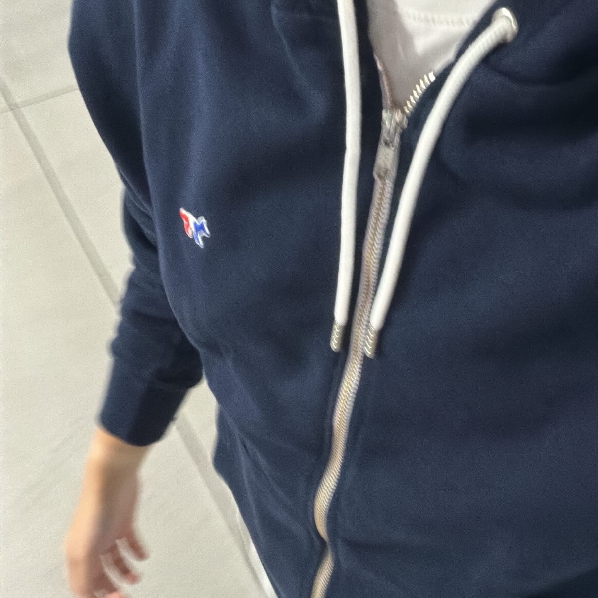 Maison Kitsune Tricolor Fox Patch Zip Hoodie Navy 착용 스타일