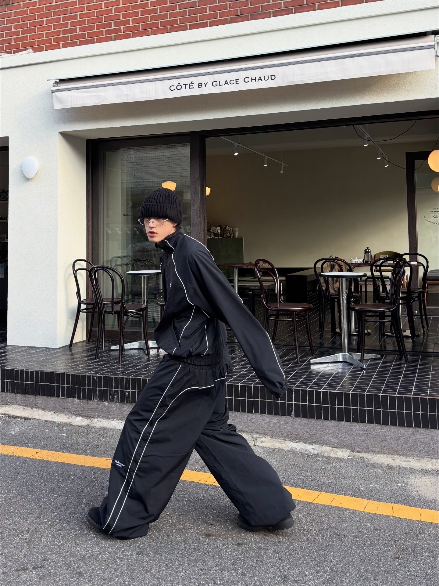 Undermycar MU.132 Original Logo Piping Line Track Jacket Black, Undermycar Mu.126 Original Logo Piping Line Nylon Pants Black 착용 스타일 - 1
