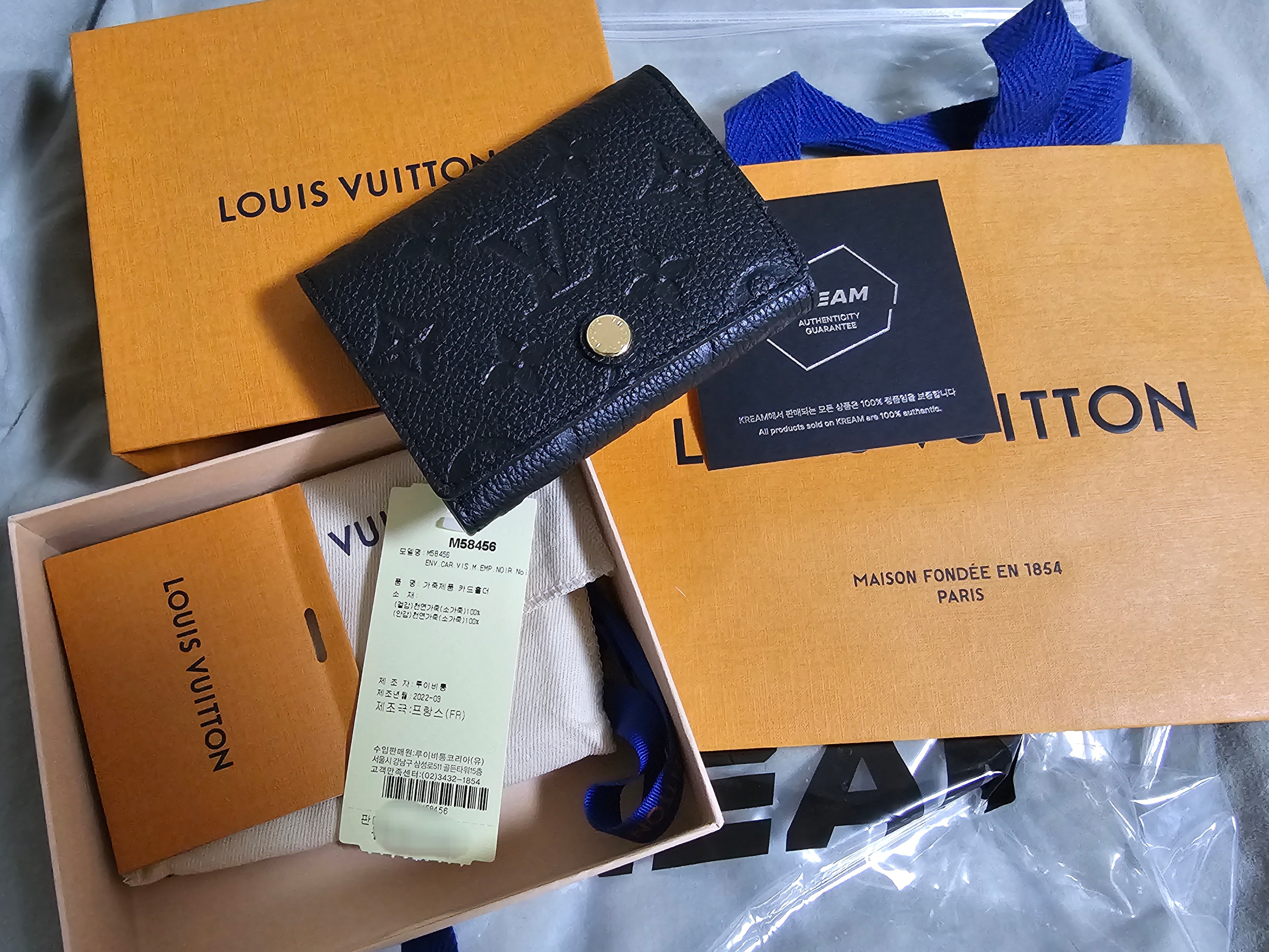 Louis Vuitton Business Card Holder Monogram Embossed Leather Black 착용 스타일