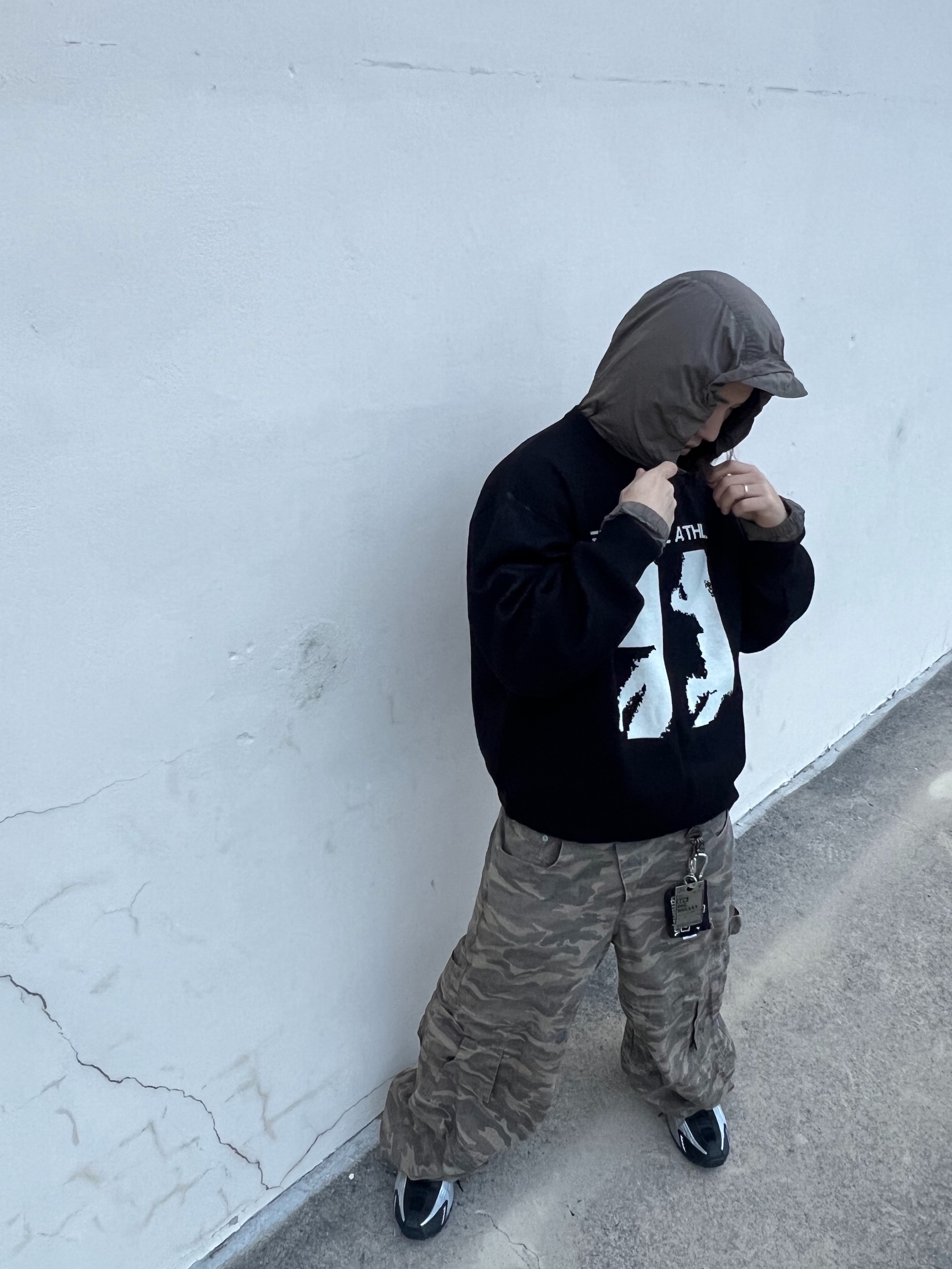 [KREAM Exclusive] Kamien Titan Baggy Pants Kream Camo, Nike Shox R4 Metallic Silver Red 착용 스타일 - 4