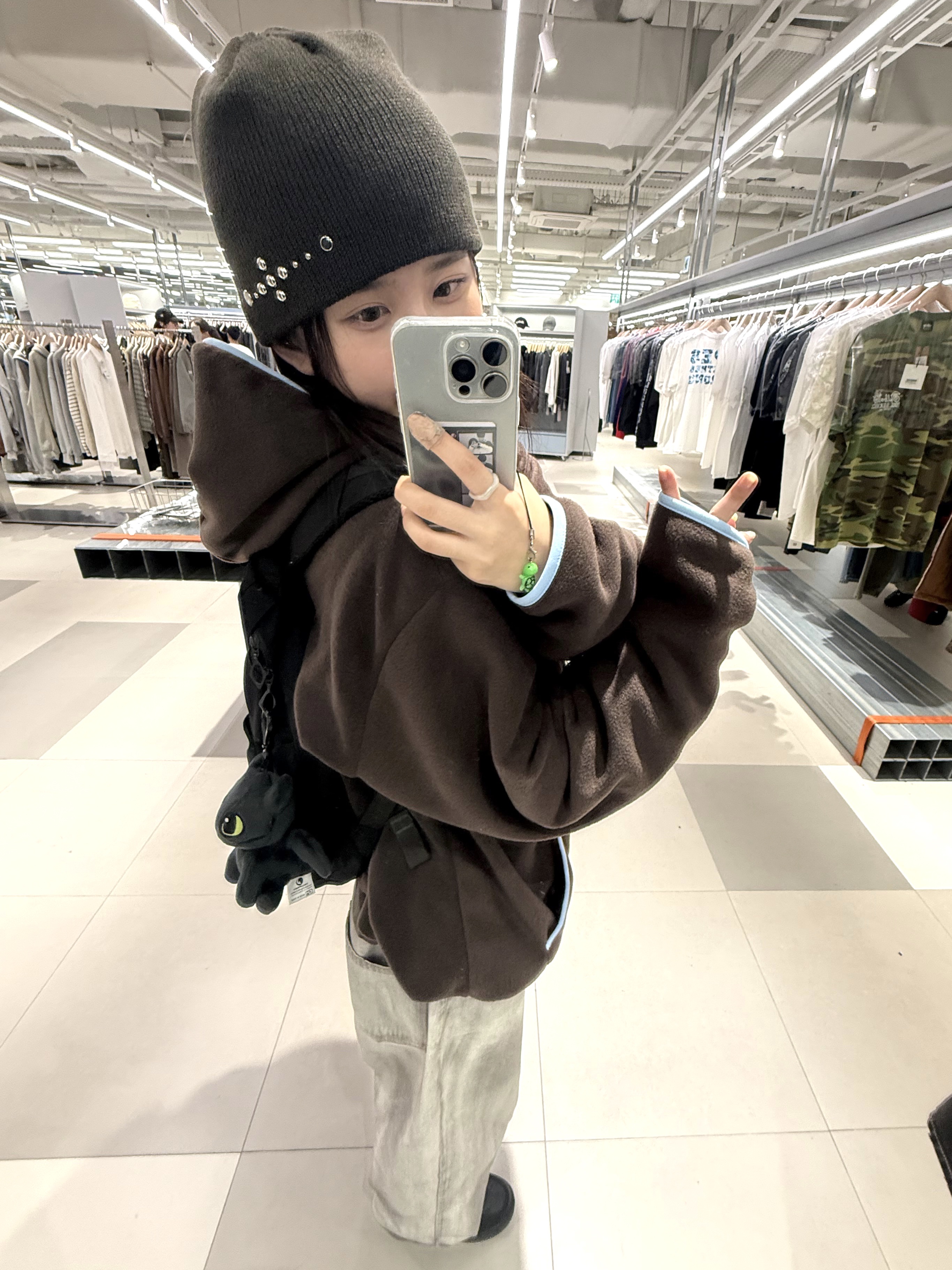 Mischief Buckle Flap Backpack Black, (W) Nike Air Force 1 '07 Low Triple Black 착용 스타일