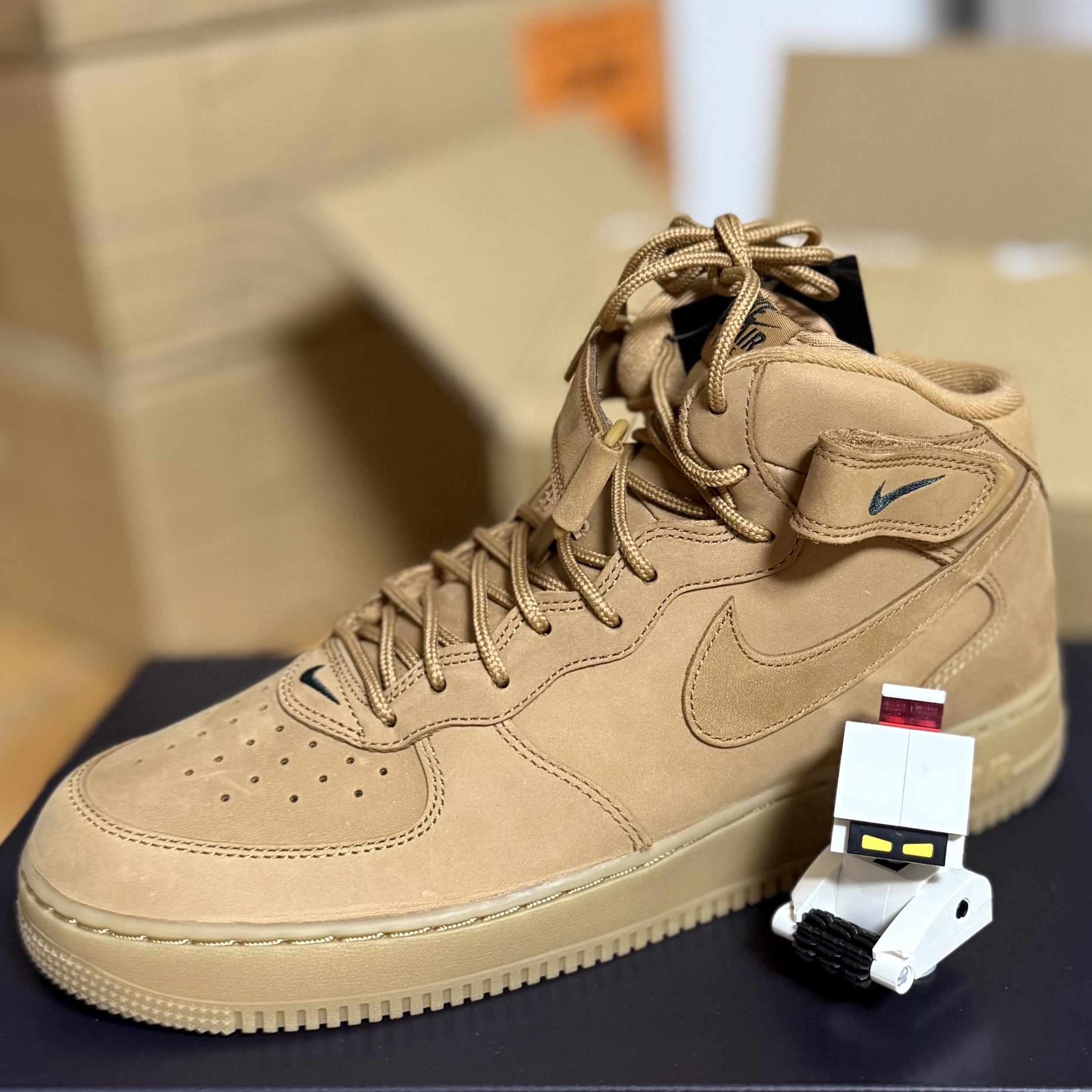 Lego Disney WALL-E and EVE, Nike Air Force 1 Mid Flax and Outdoor Green 착용 스타일