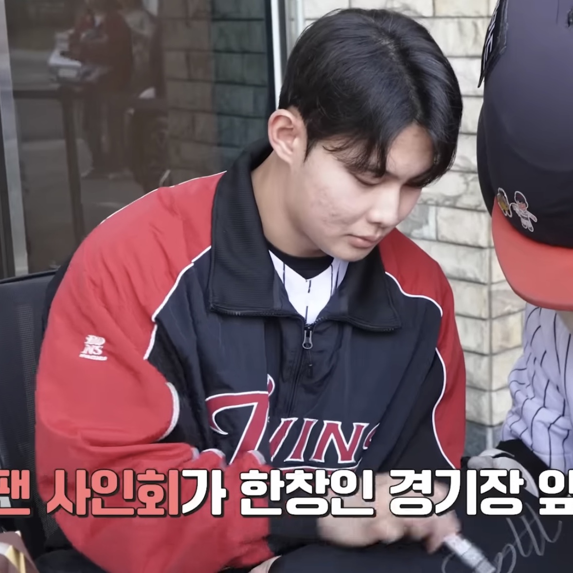 BDNS x LG TWINS Dugout Jacket Ver.2 Red 착용 스타일