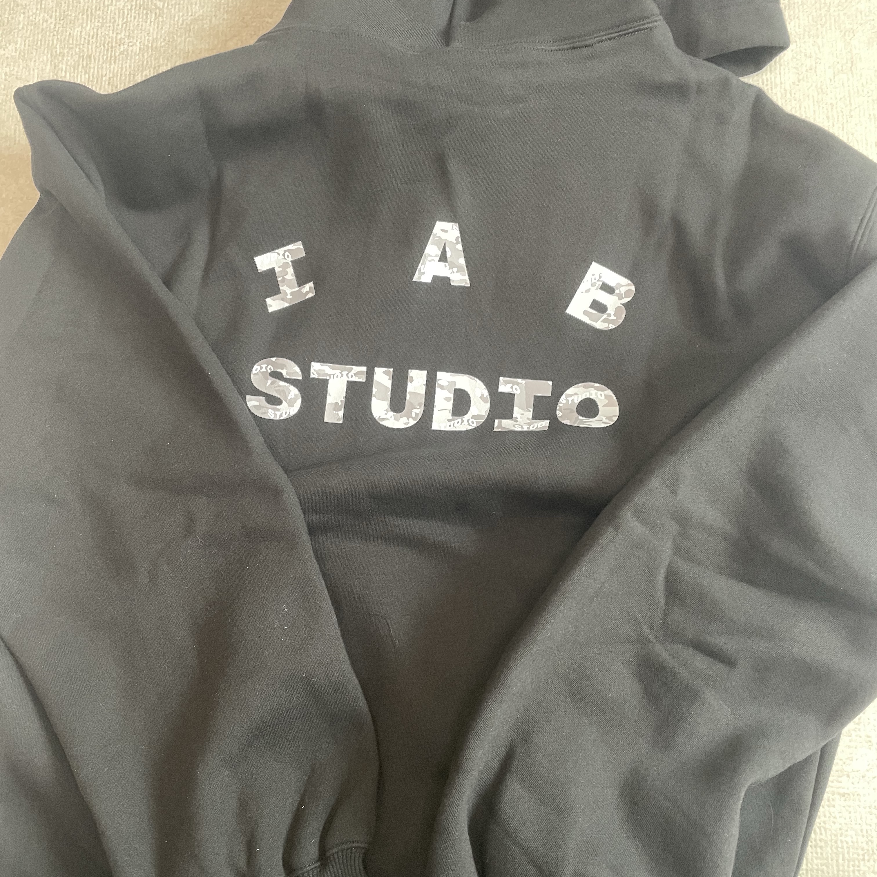 IAB Studio IAB Camo Logo Hoodie Black 착용 스타일 - 1