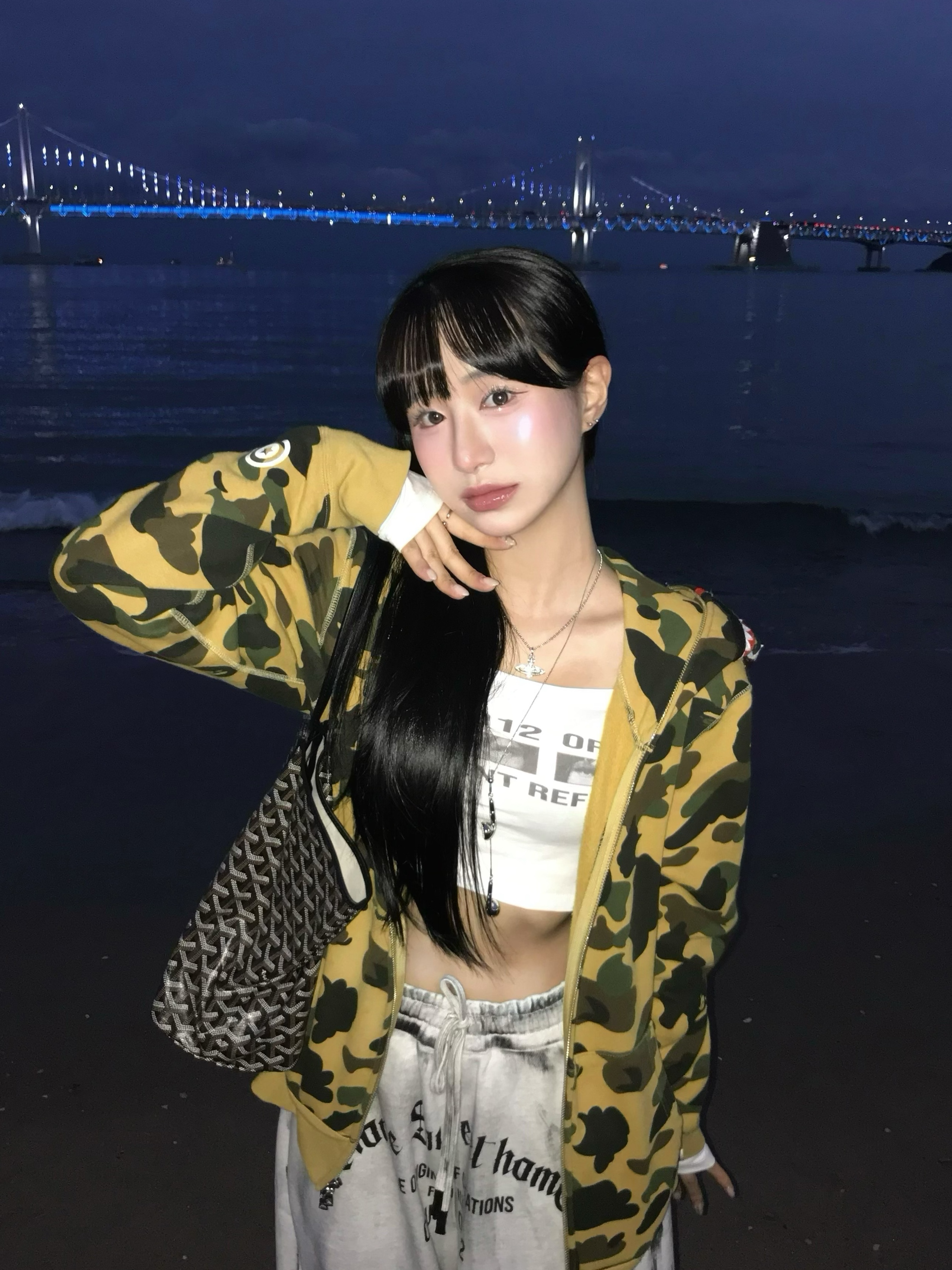 Goyard Saint Louis PM Bag Black, BAPE 1st Camo Shark Full Zip Hoodie Yellow 착용 스타일 - 3