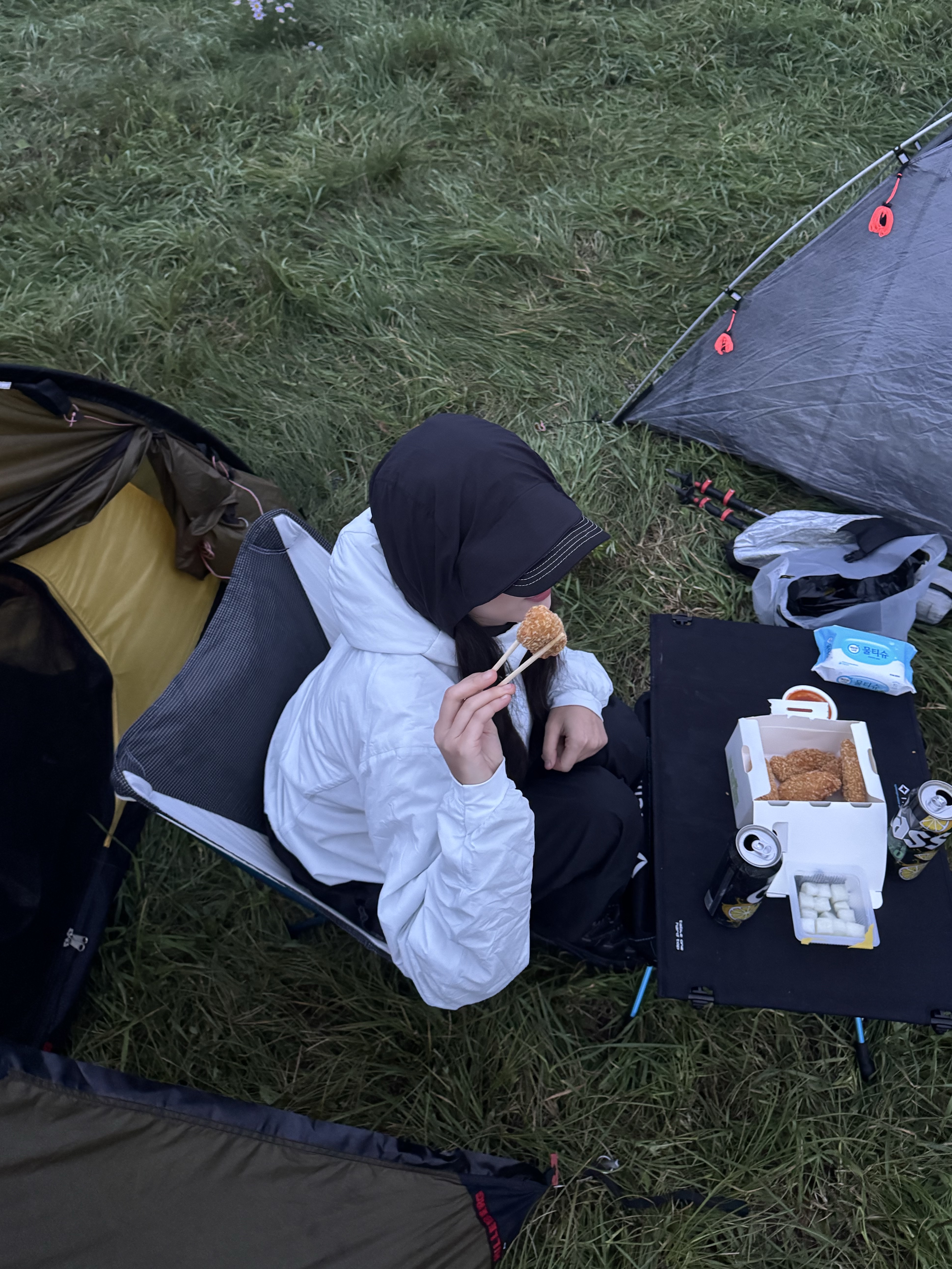 Helinox 15th Anniversary Chair Zero Black, Arc'teryx Squamish Hoody Black 착용 스타일 - 1