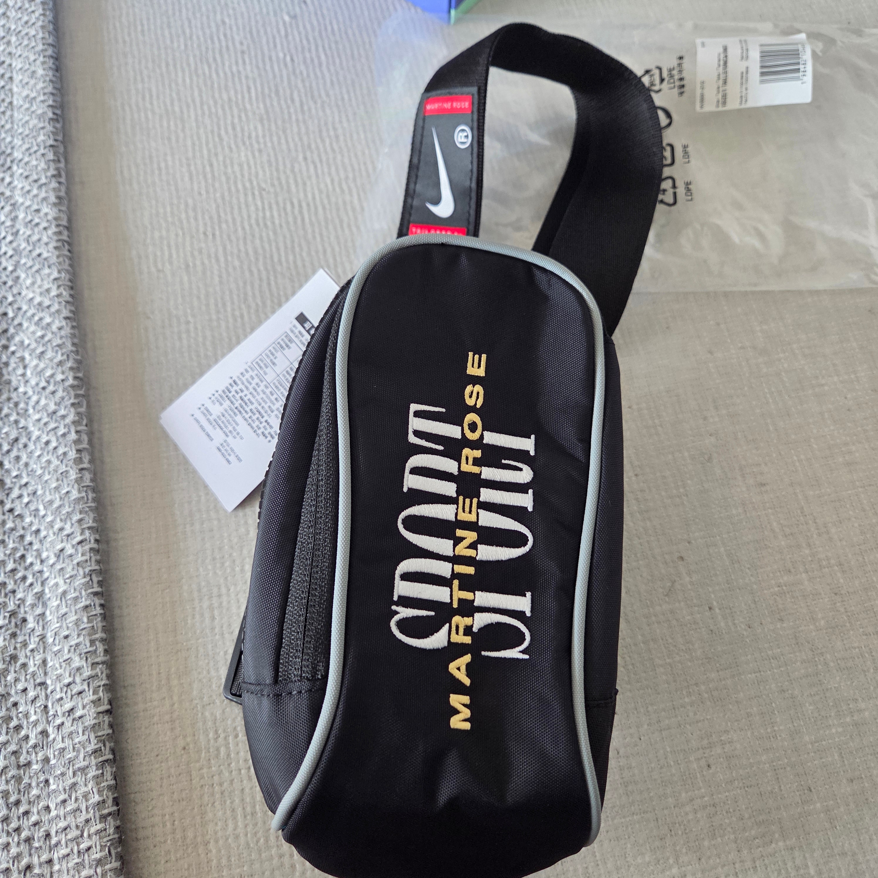 Nike x Martine Rose Crossbody Bag Black 착용 스타일 - 1