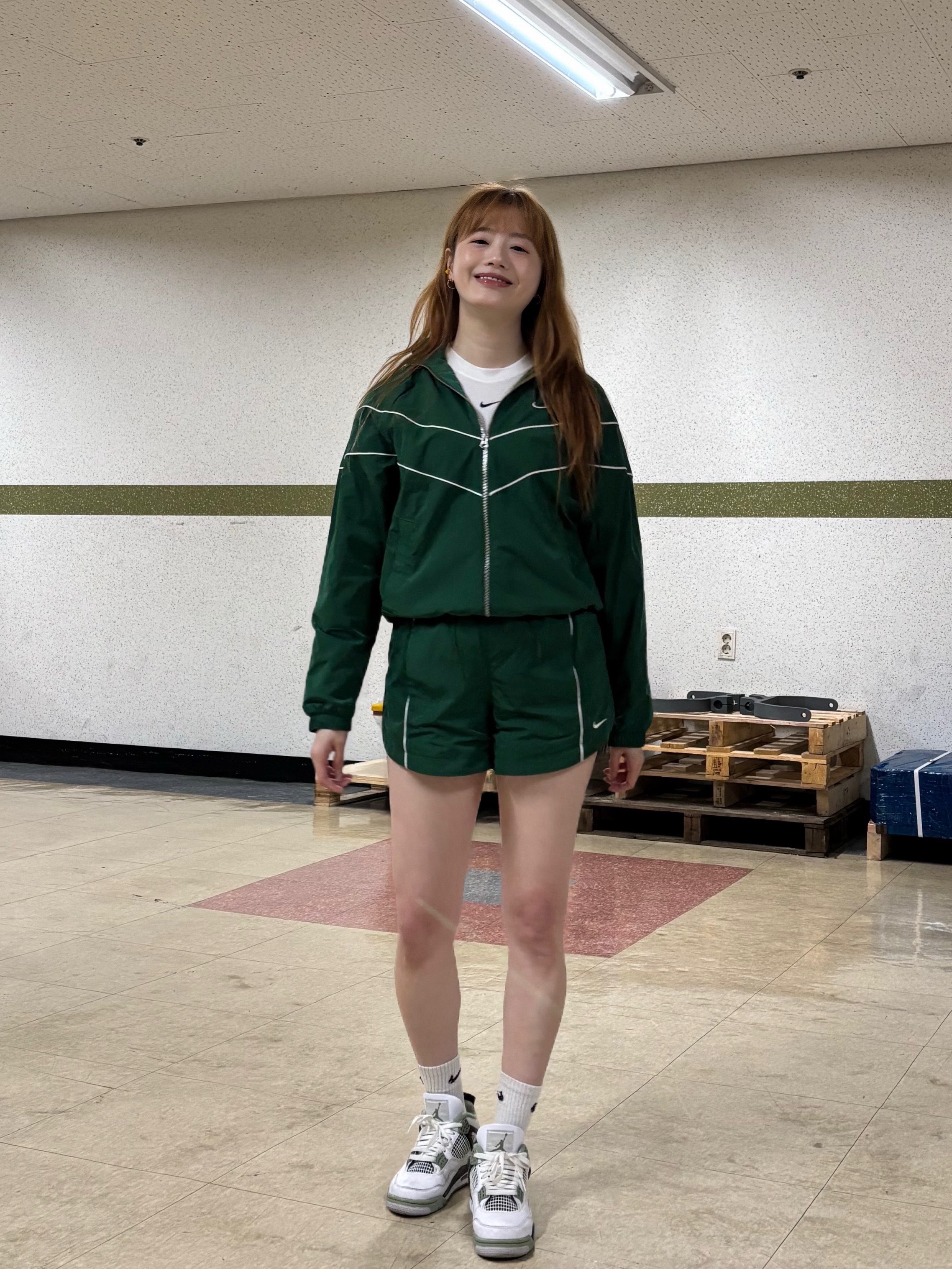 (W) Jordan 4 Retro Oil Green, (W) Nike NSW Windrunner Loose UV Woven Full Zip Jacket Gorge Green - Asia 착용 스타일 - 7