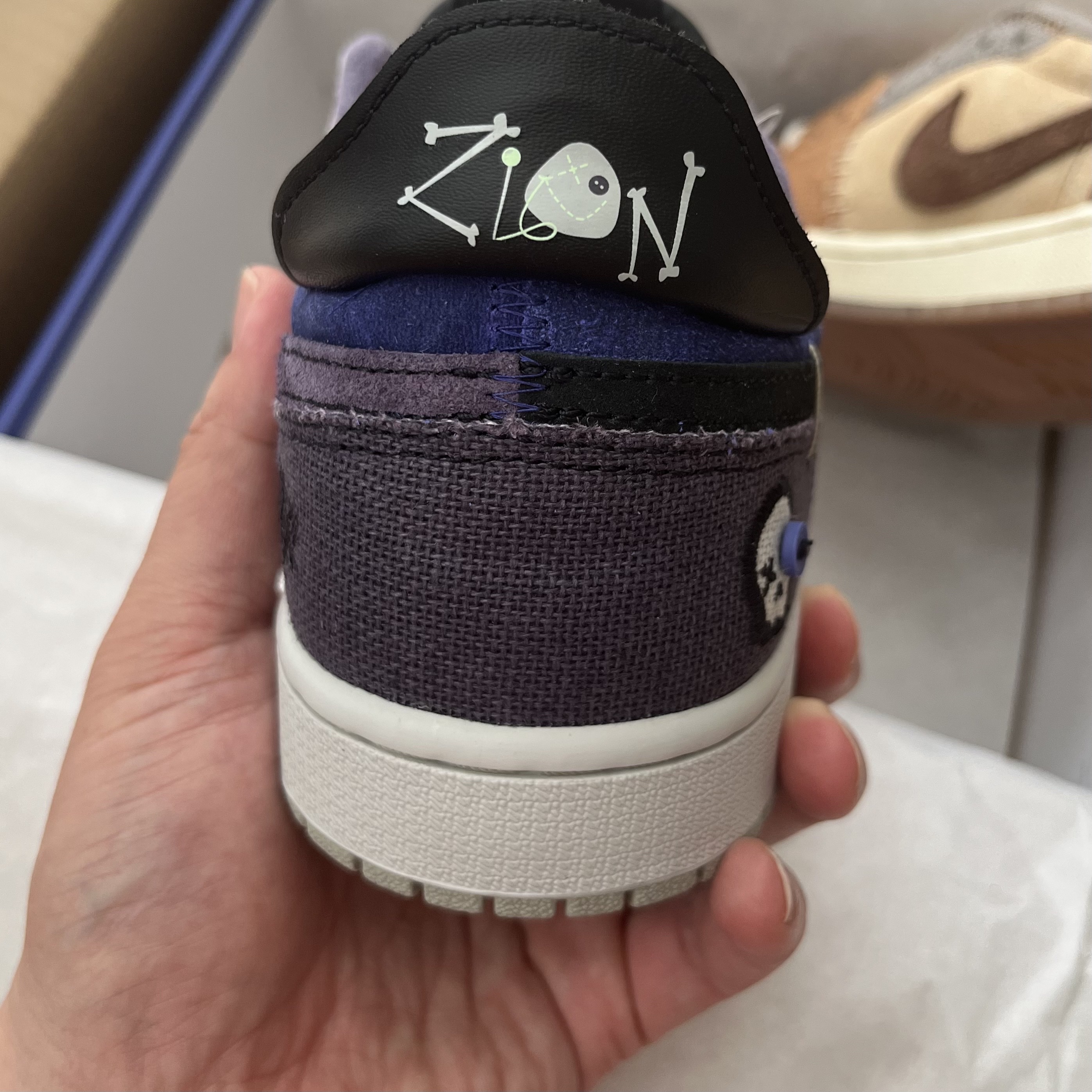 Jordan 1 x Zion Williamson Retro Low OG Regency Purple and Dark Raisin, Jordan 1 x Zion Williamson Retro Low OG Flax and Oil Green 착용 스타일 - 3
