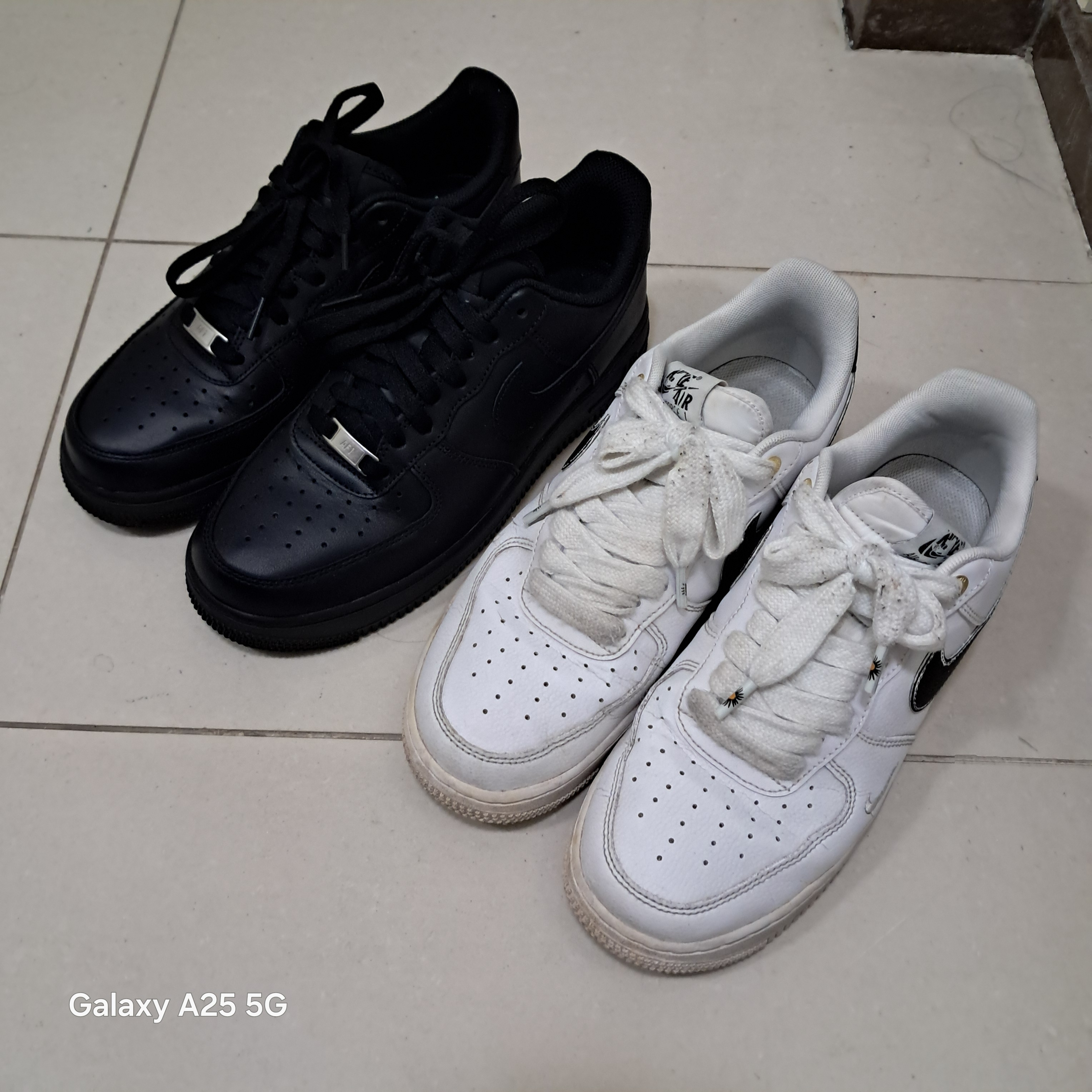 Nike Air Force 1 '07 Low Triple Black 착용 스타일 - 3