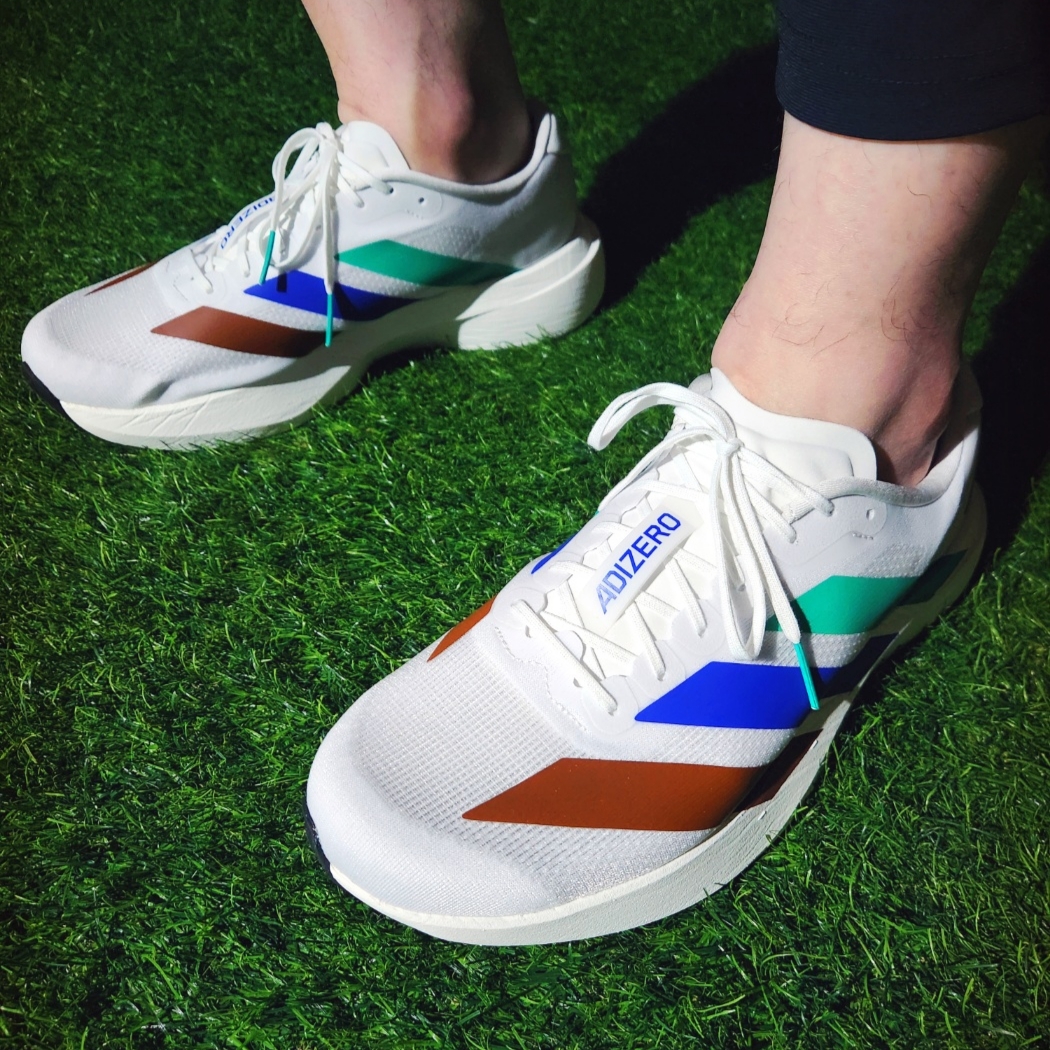 Adidas x Pharrell Williams Humanrace Adizero Adios EVO SL Cloud White Semi Court Green 착용 스타일 - 5