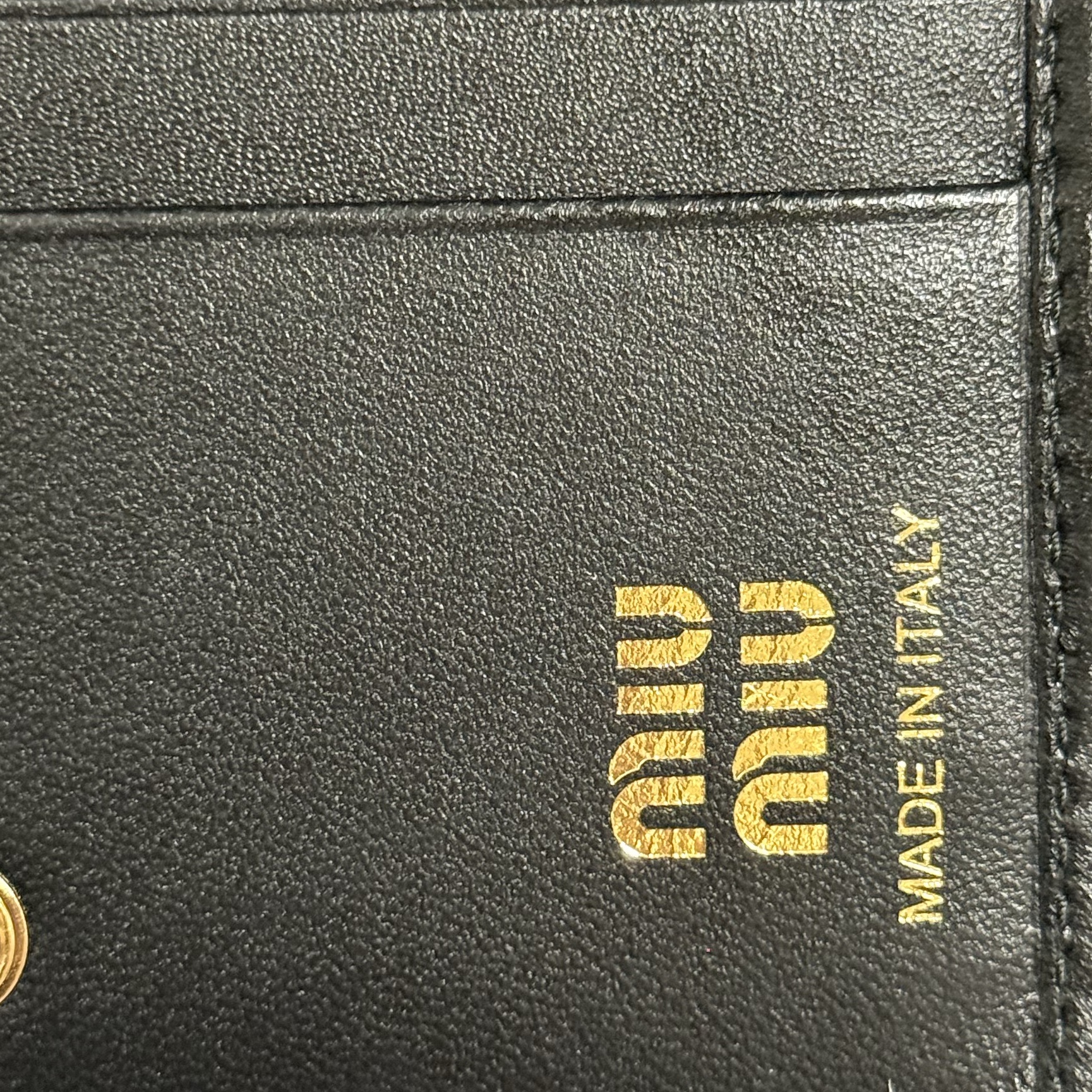 Miu Miu Matelasse Nappa Leather Wallet Black 착용 스타일 - 1
