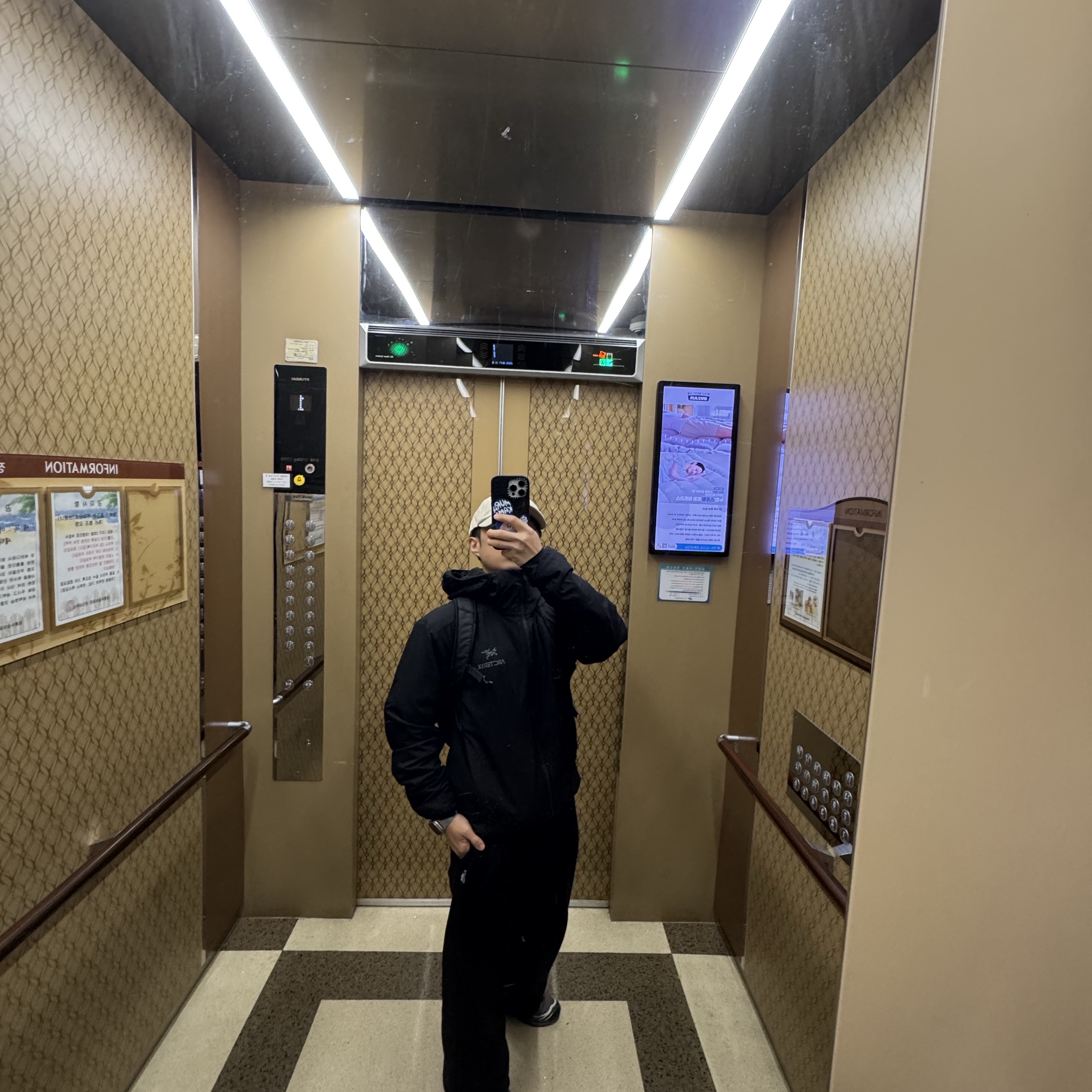 Arc'teryx Atom Hoody Black 착용 스타일