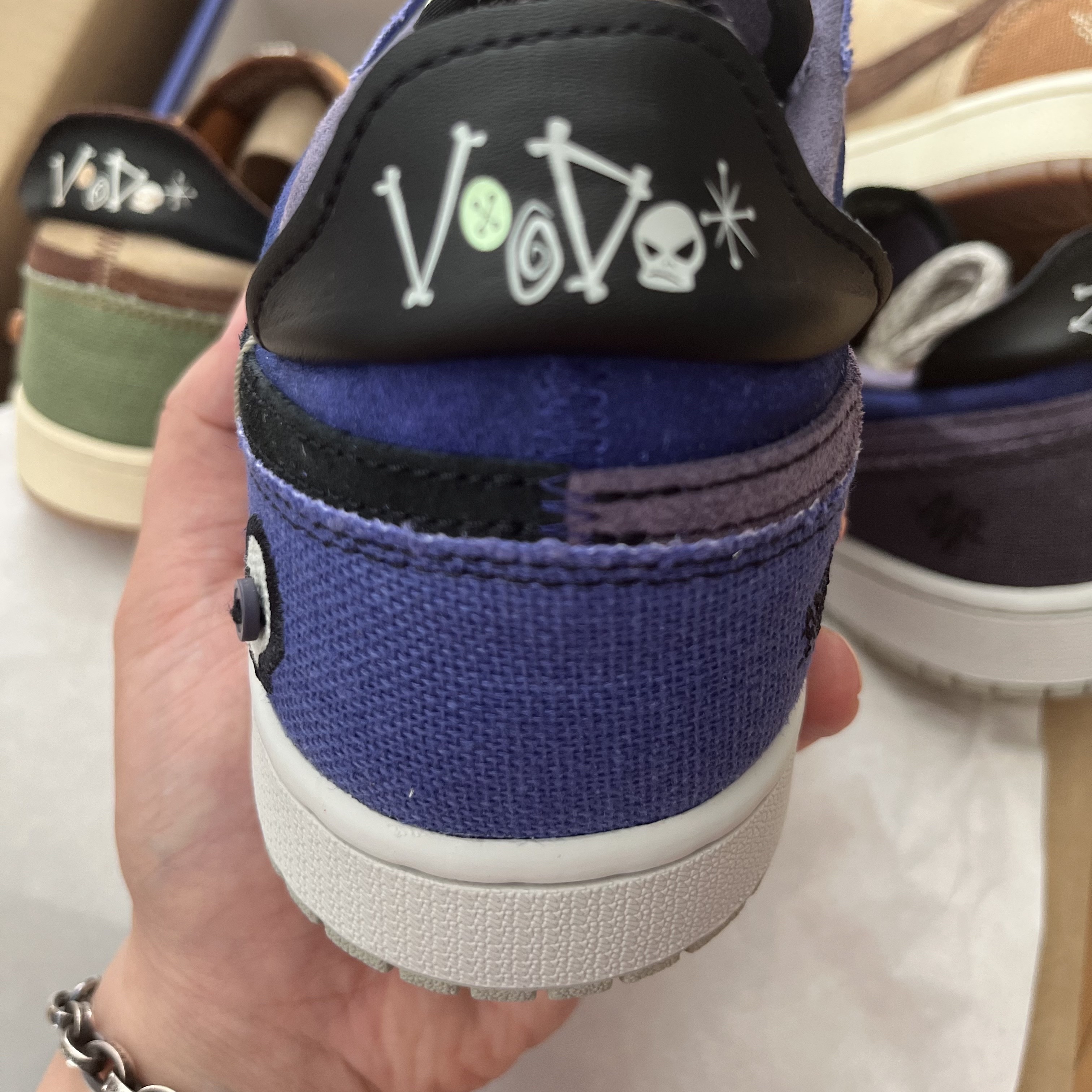 Jordan 1 x Zion Williamson Retro Low OG Regency Purple and Dark Raisin, Jordan 1 x Zion Williamson Retro Low OG Flax and Oil Green 착용 스타일 - 1