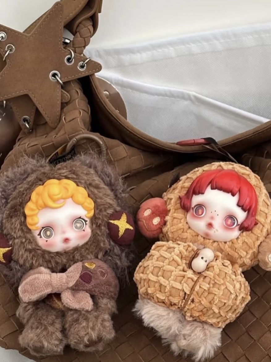 Pop Mart Skullpanda You Found Me ! Series Plush Doll Pendant Pranky Peanut (Opened Case), Pop Mart Skullpanda You Found Me ! Series Plush Doll Pendant Sneaky Chestnut (Opened Case) 착용 스타일