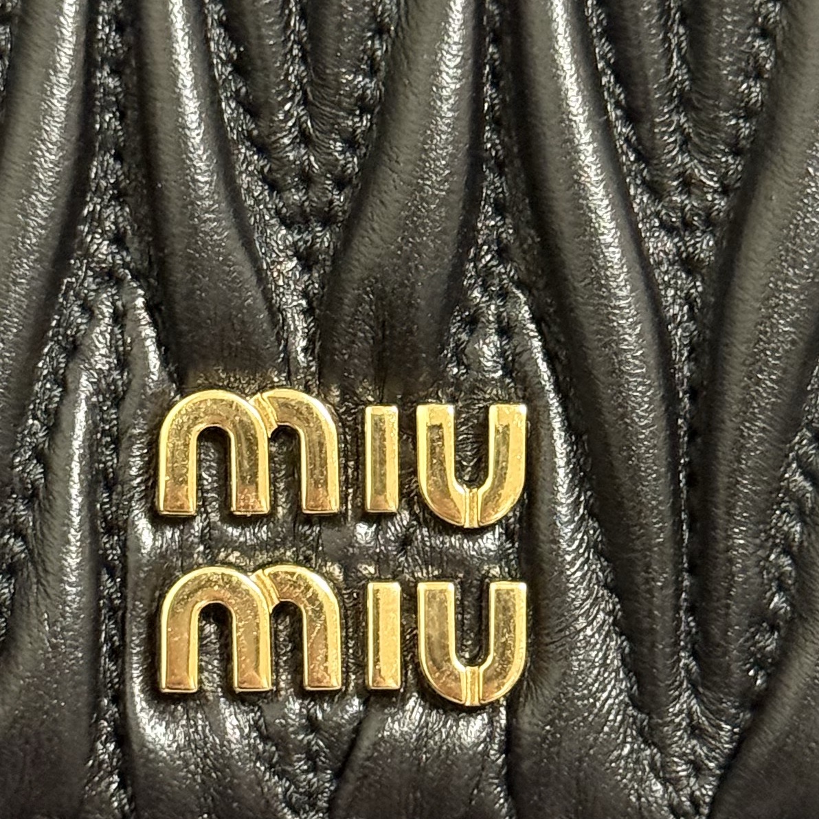 Miu Miu Matelasse Nappa Leather Wallet Black 착용 스타일 - 2