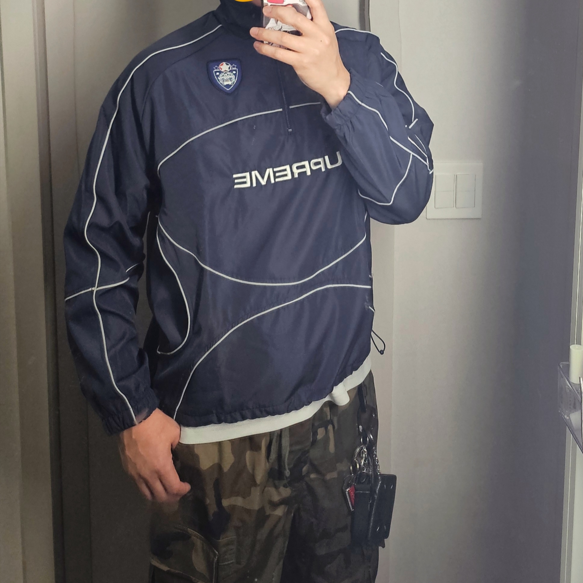 Supreme Reflective Piping Pullover Navy - 24FW, Supreme Announcing T-Shirt White - 25SS 착용 스타일