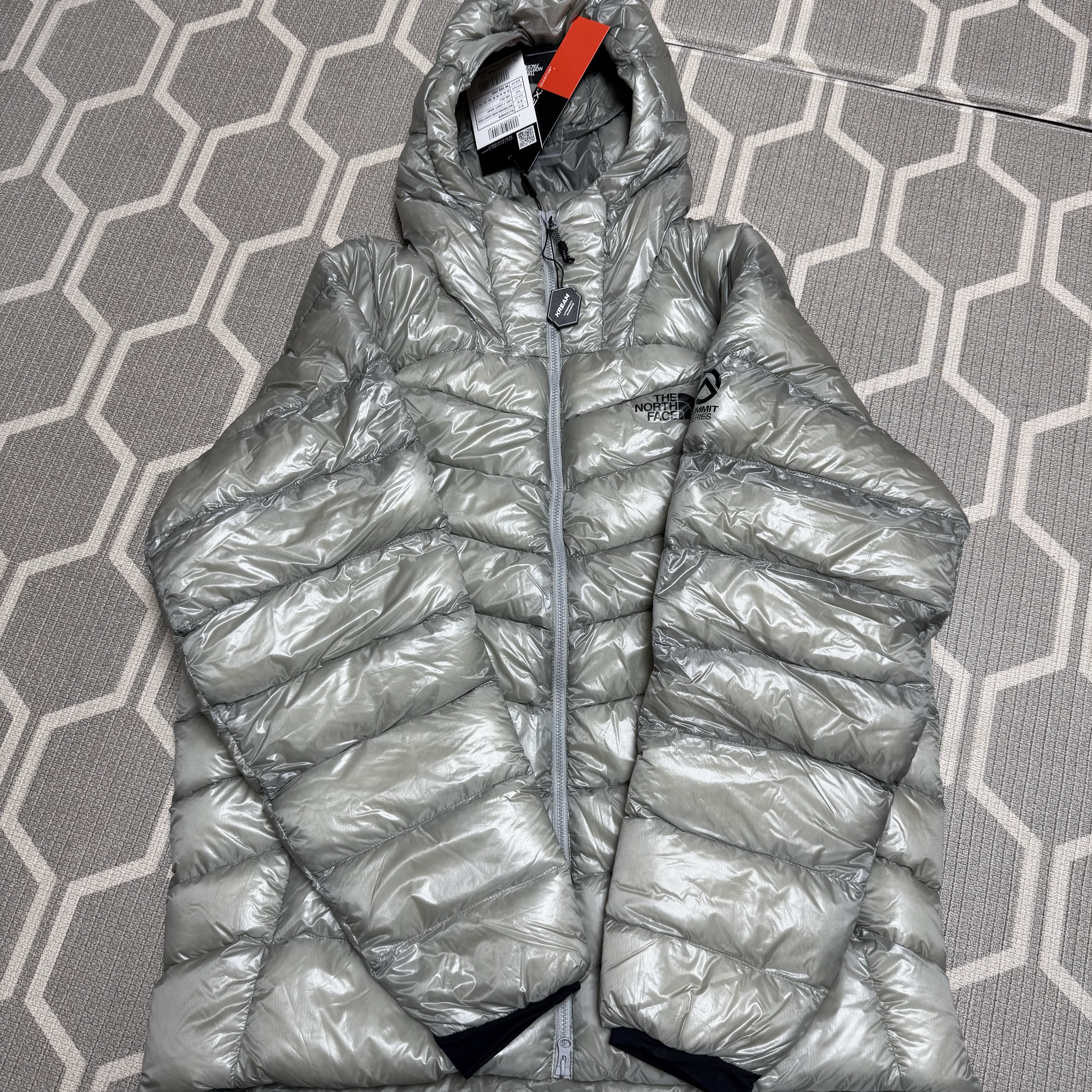 The North Face Summit Mattehorn RDS Down Jacket Light Gray 착용 스타일