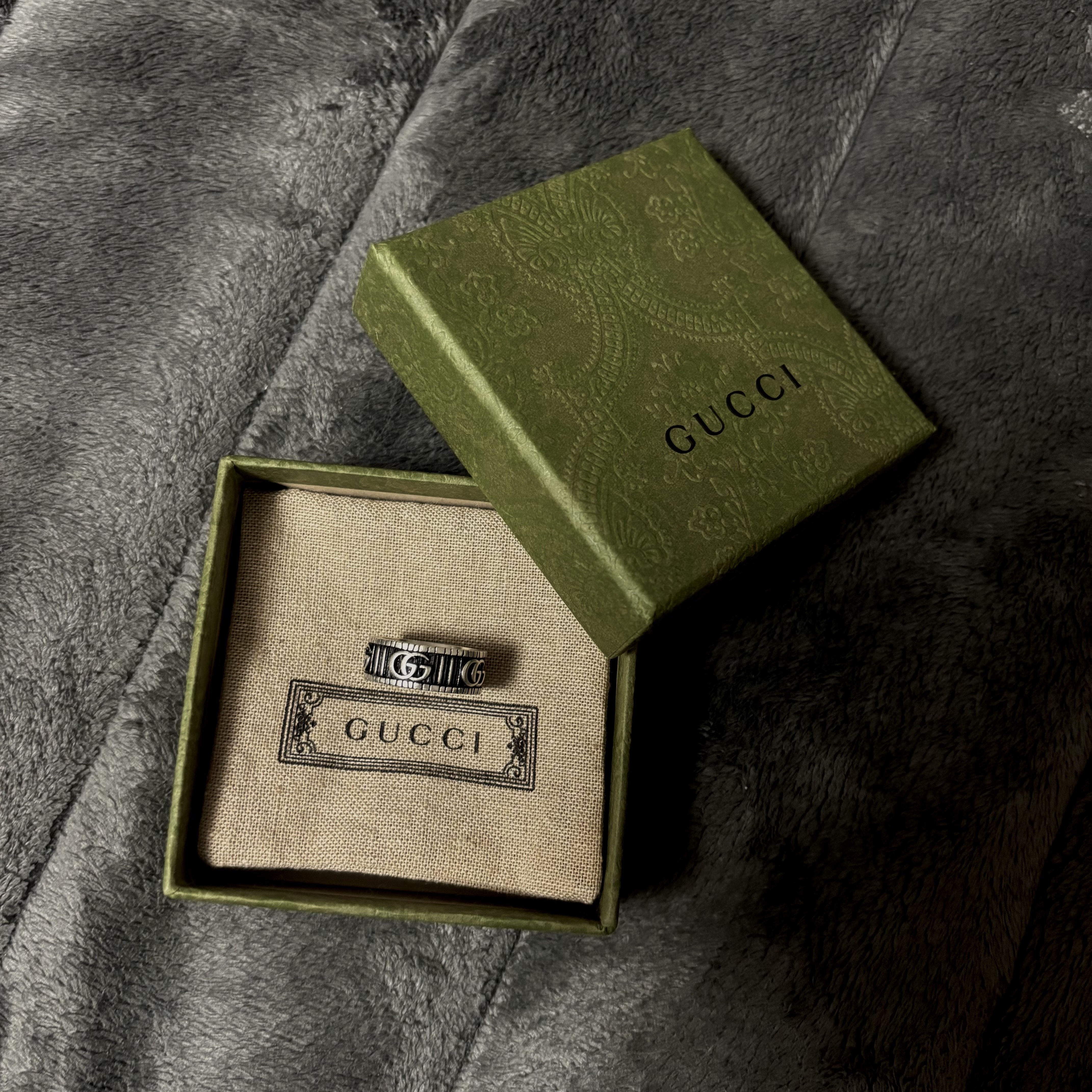 Gucci Ring with Double G Silver 착용 스타일 - 1