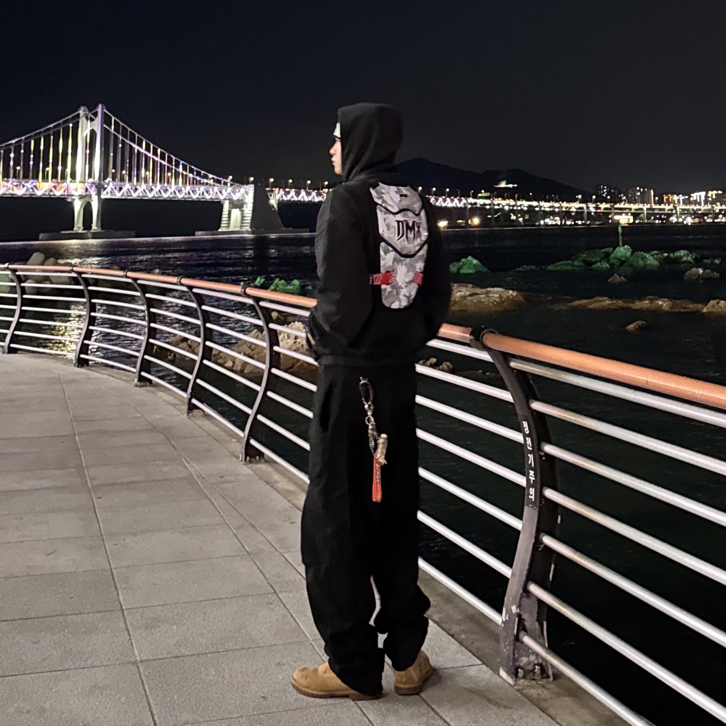 Supreme x Fox Racing DMX Raceframe Impact Chest Guard Snow Camo - 25FW, Supreme x Fox Racing Beanie White - 25FW 착용 스타일 - 3