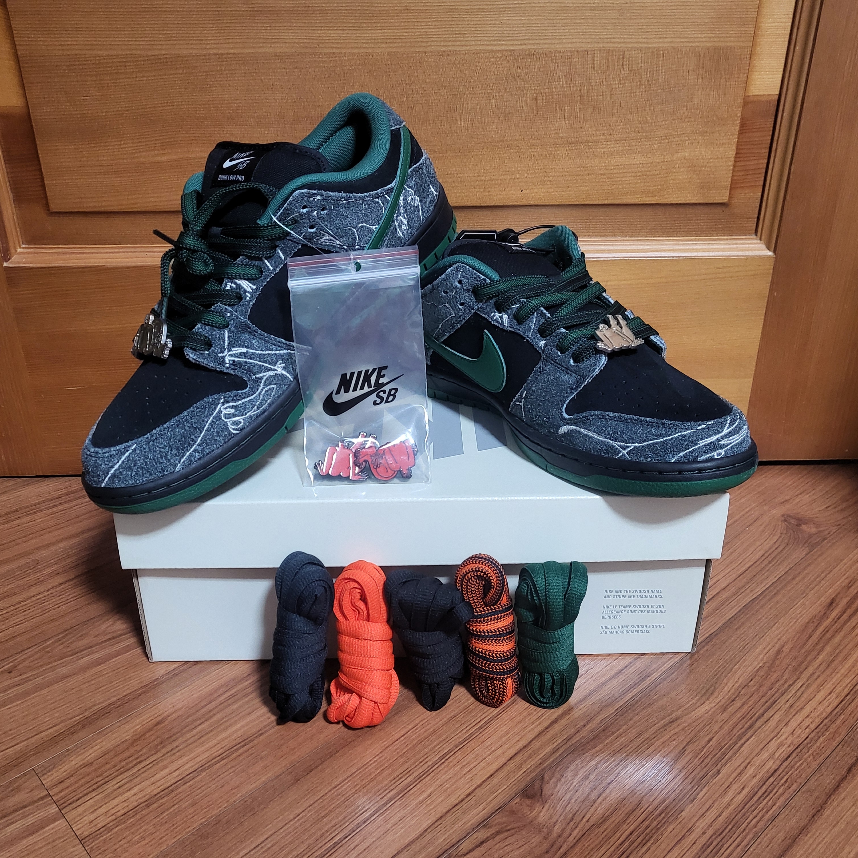 Nike x There SB Dunk Low Pro Anthracite and Gorge Green 착용 스타일