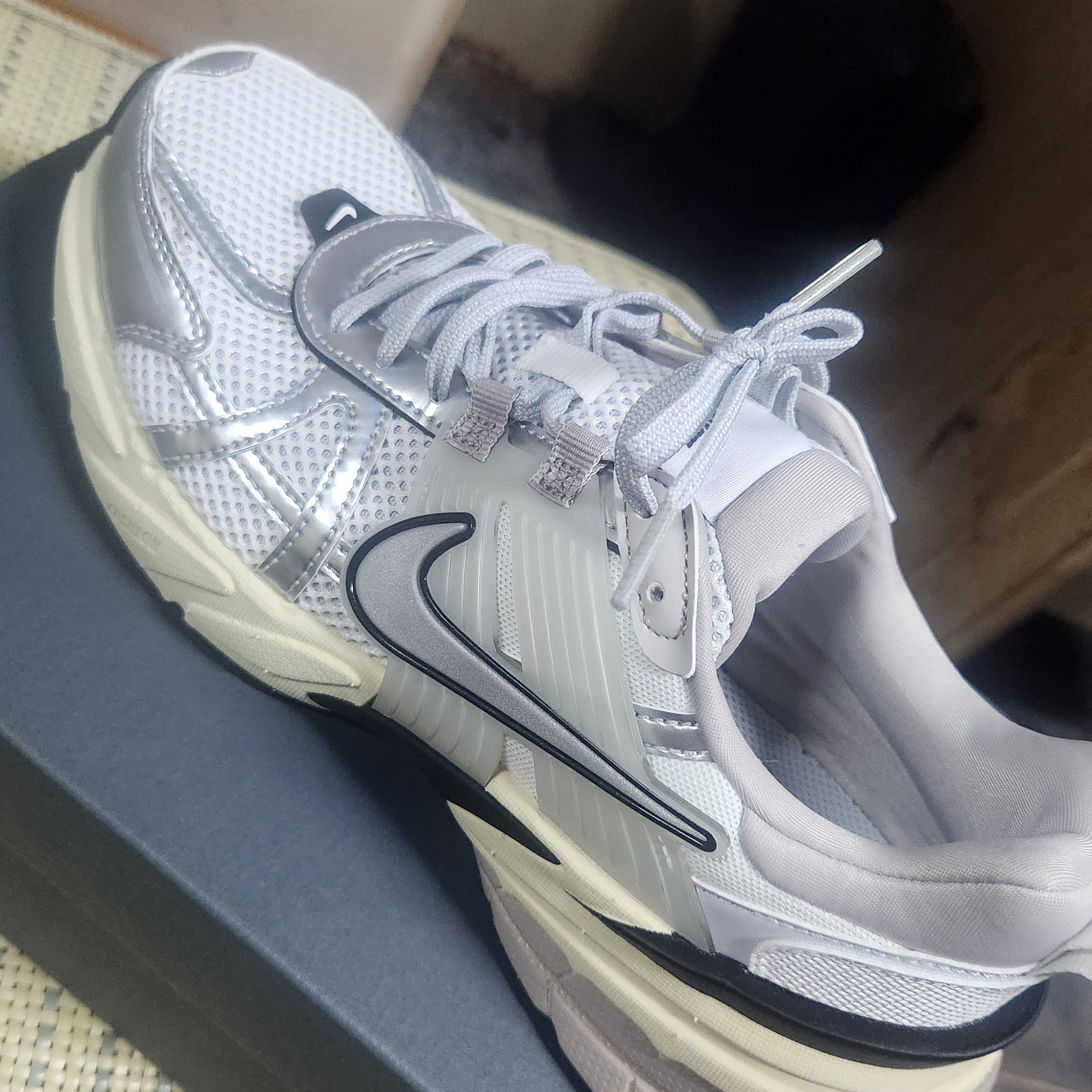 Nike V2K Run Pure Platinum Light Iron Ore 착용 스타일