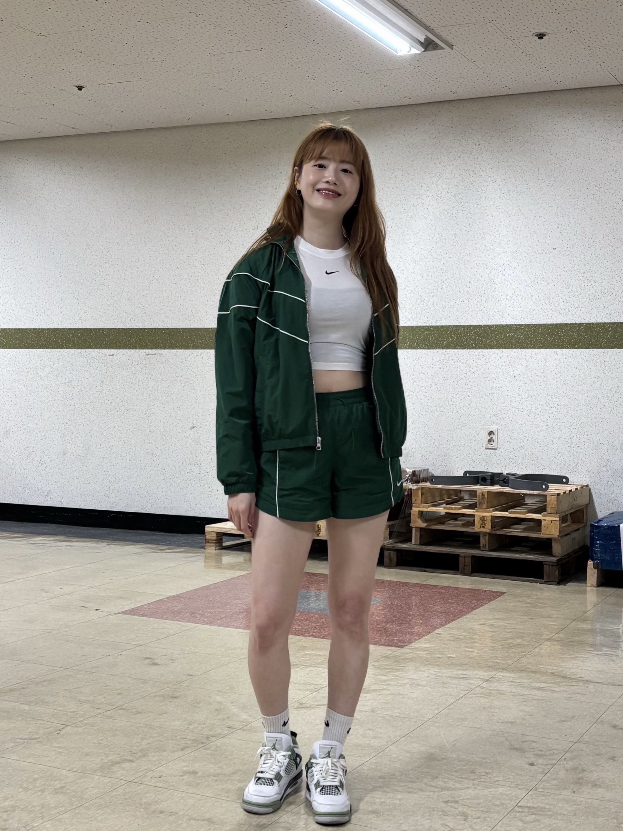 (W) Jordan 4 Retro Oil Green, (W) Nike NSW Windrunner Loose UV Woven Full Zip Jacket Gorge Green - Asia 착용 스타일 - 2