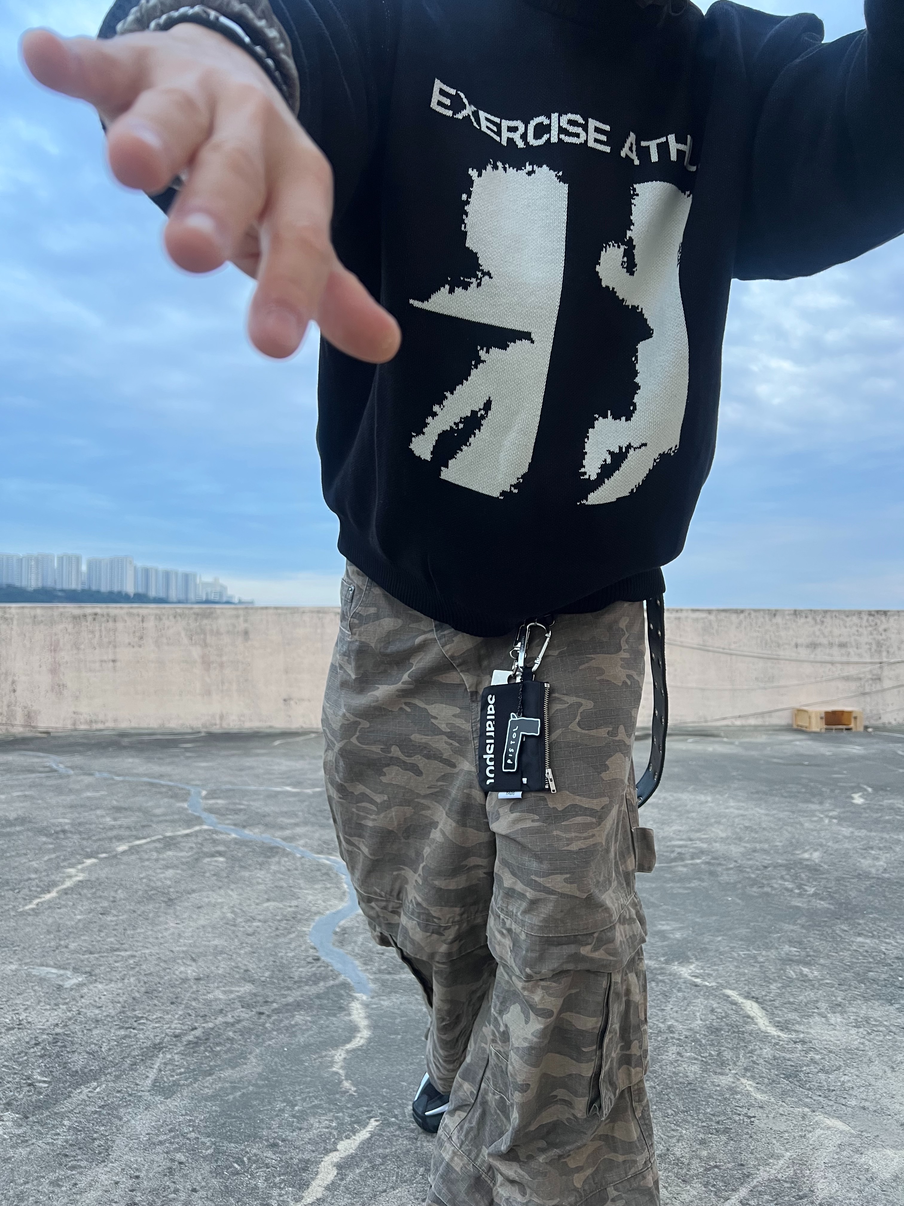 [KREAM Exclusive] Kamien Titan Baggy Pants Kream Camo, Nike Shox R4 Metallic Silver Red 착용 스타일 - 6