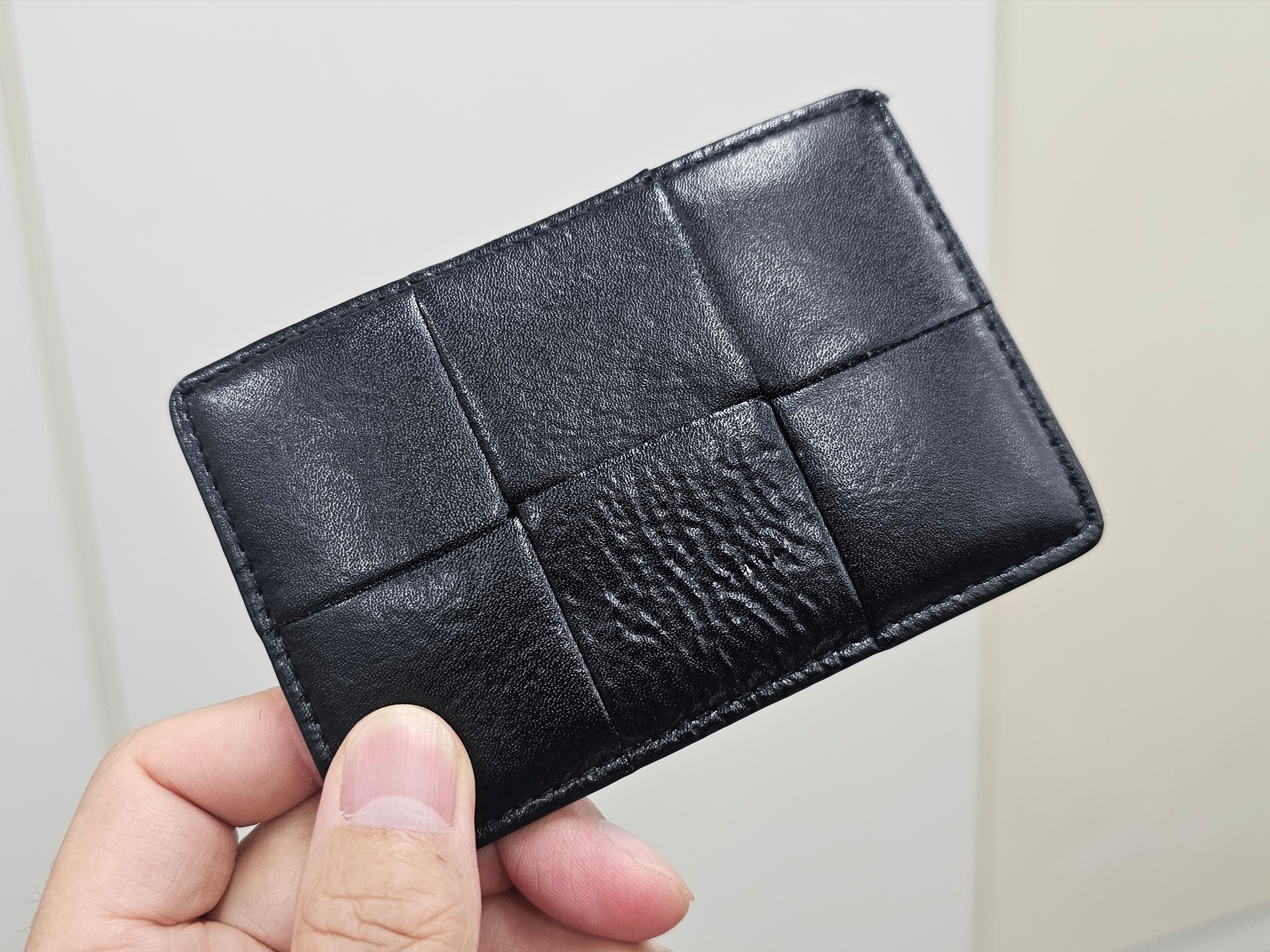 Bottega Veneta Credit Card Case Calfskin Black 착용 스타일