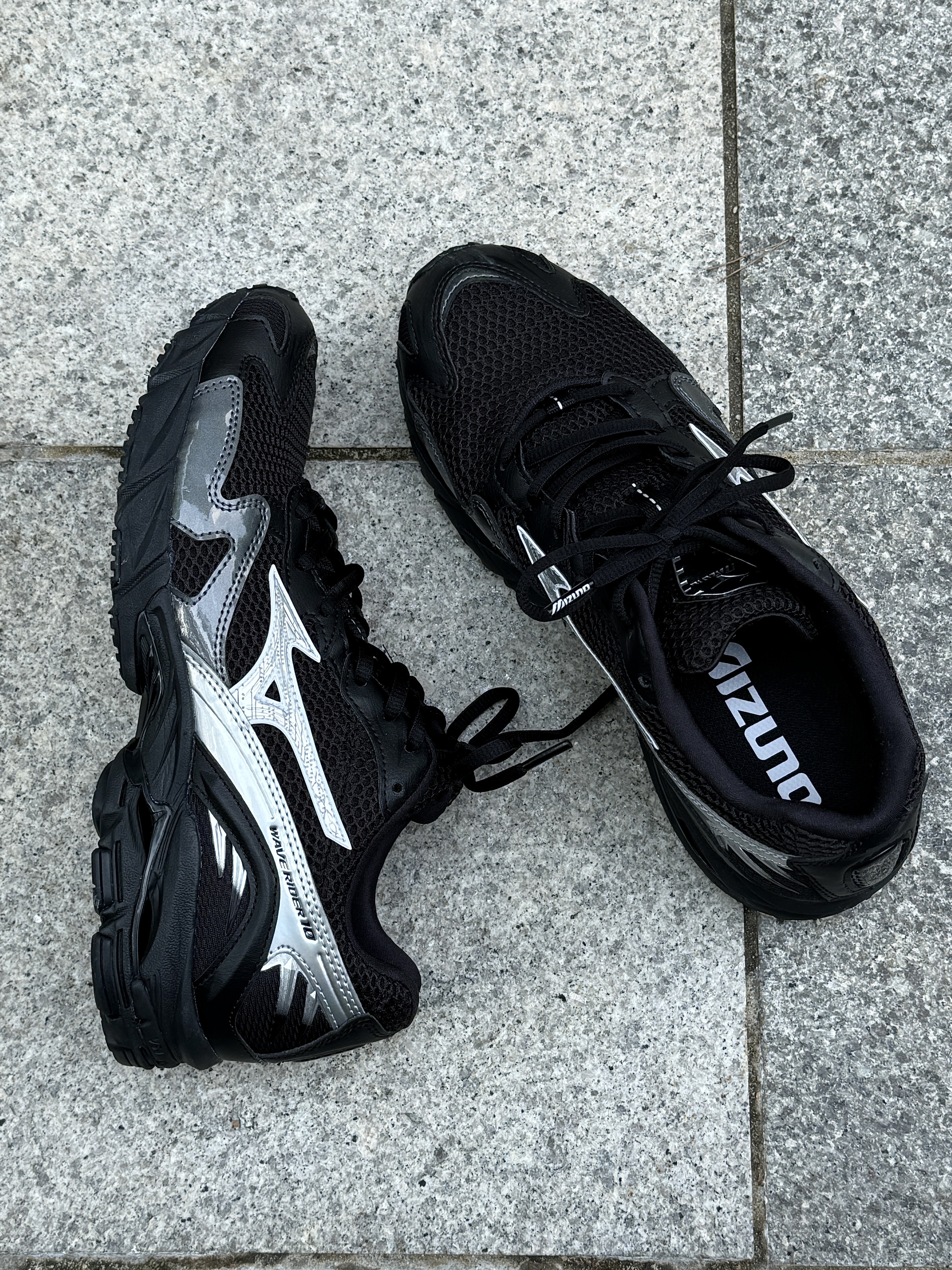Mizuno Wave Rider 10 Black Silver 착용 스타일 - 3