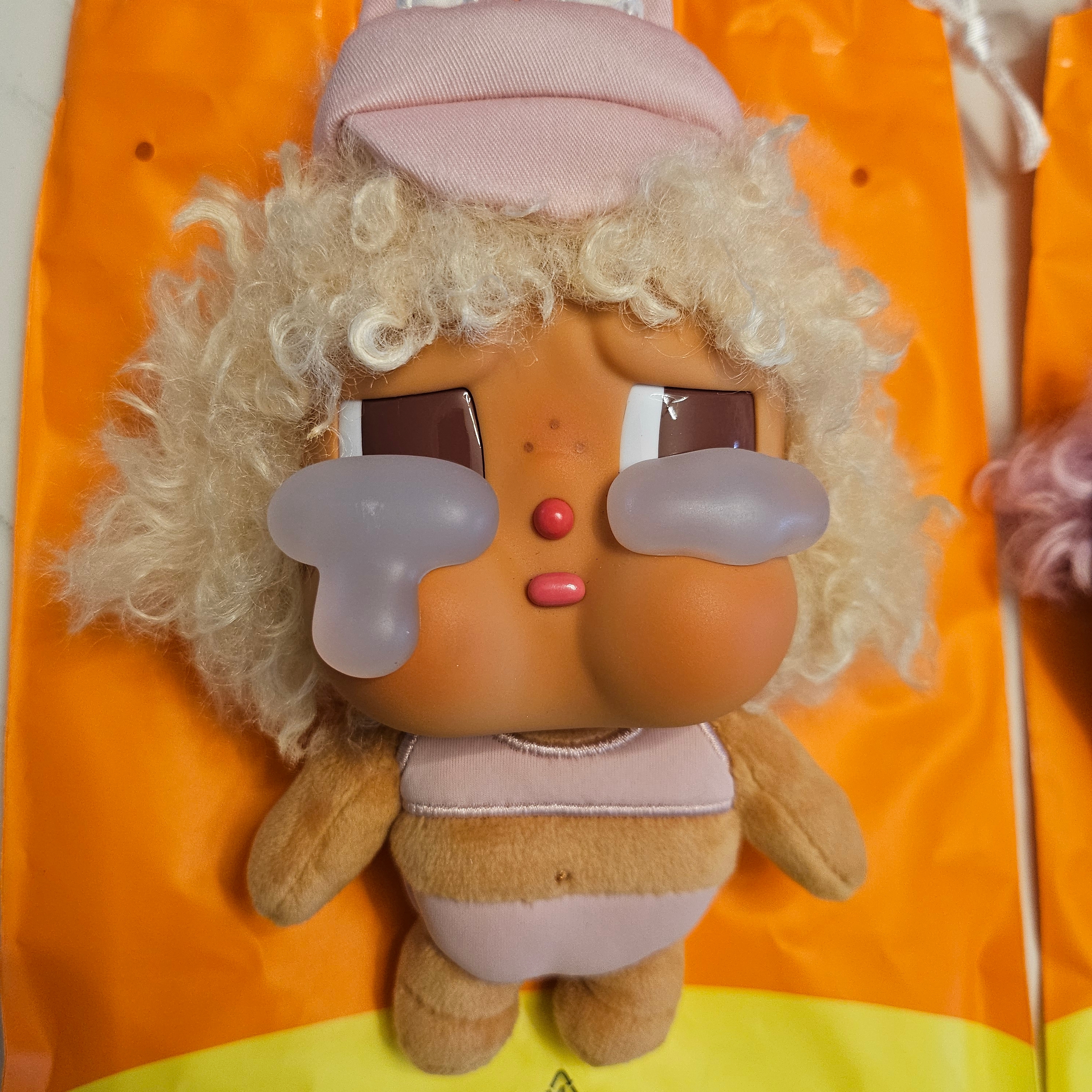 Pop Mart Crybaby Vacation Mode On Series Vinyl Plush Pendant Full Sail (Opened Case) 착용 스타일