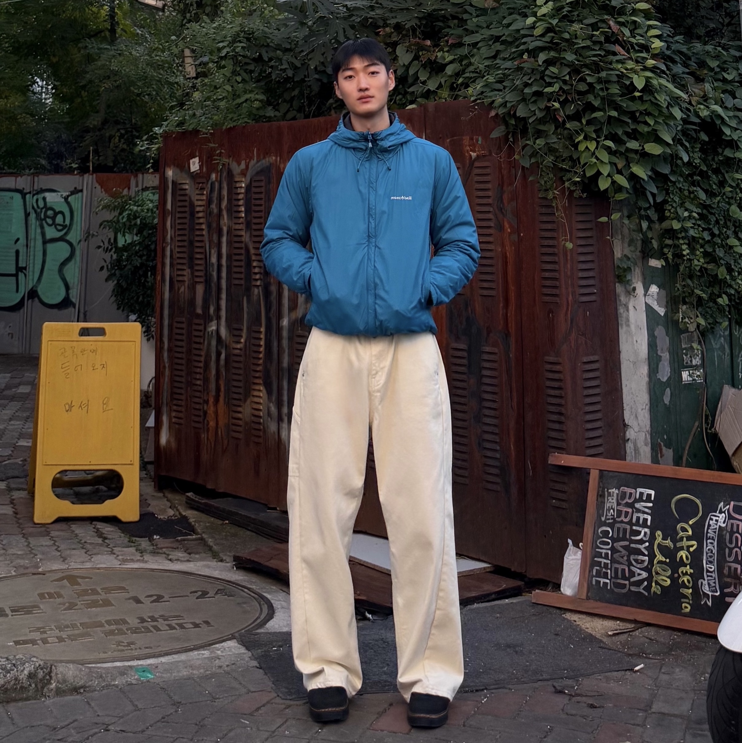 Dr. Martens Carlson Suede Casual Slingback Mules Black, Knitted Curved Wide Denim Pants Cream 착용 스타일 - 1
