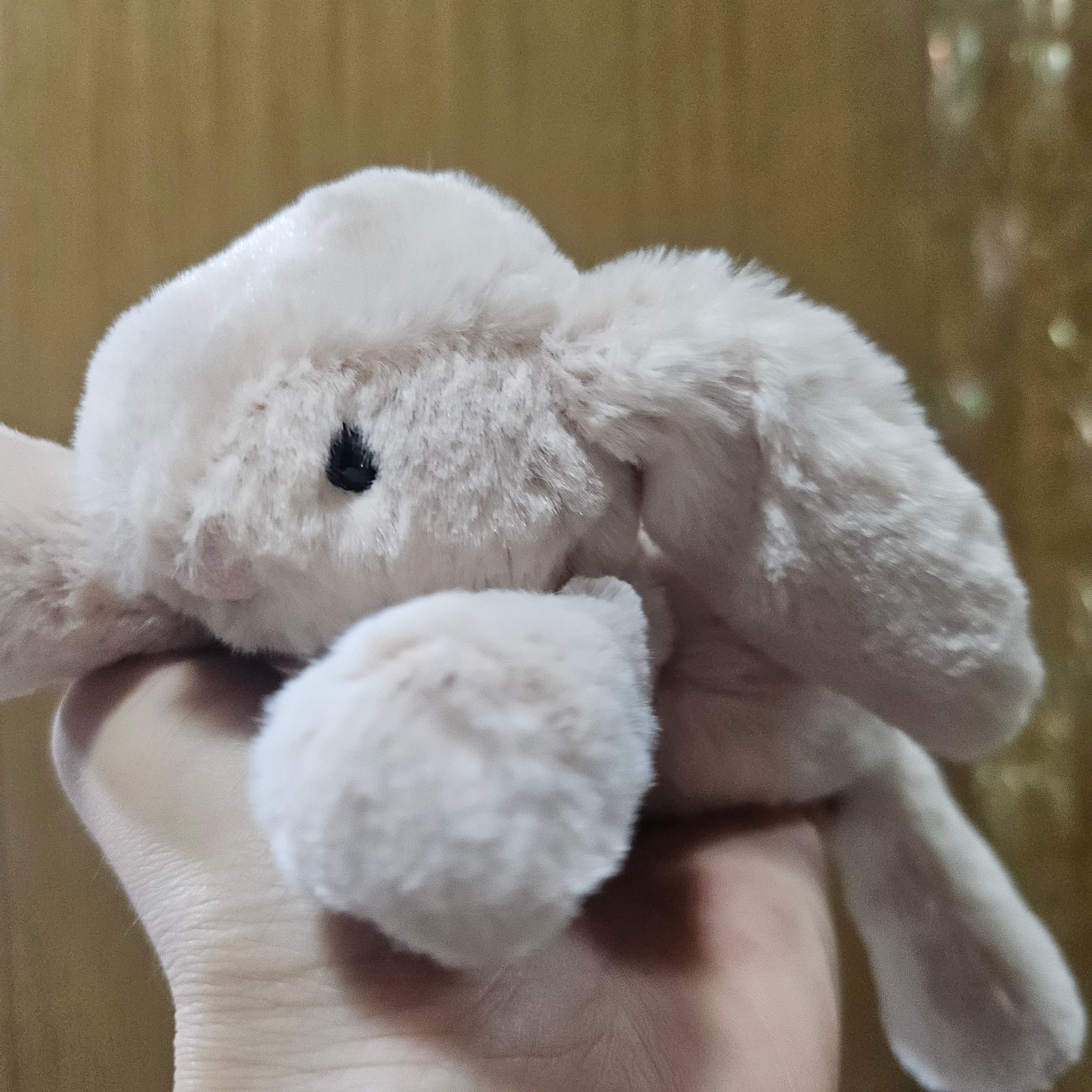 Jellycat Smudge Rabbit Tiny Beige 착용 스타일 - 2