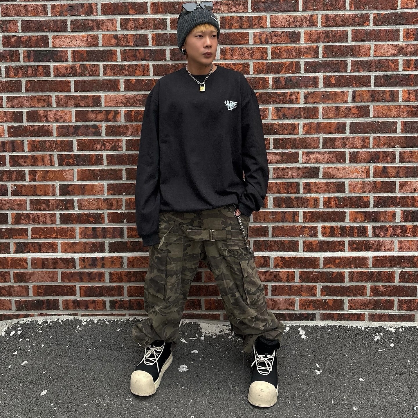 Wapworks Herringbone Belted Cargo Pants Camo 착용 스타일 - 2