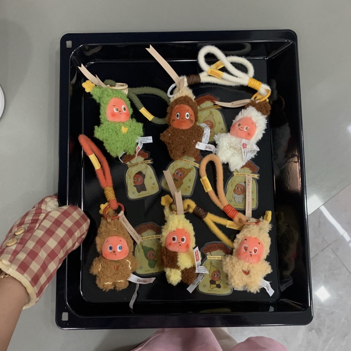 Pop Mart Twinkle Twinkle Savor the Moment Series-Fresh-Baked Mini Cookies Plush Pendant Vanilla Crunch (Opened Case), Pop Mart Twinkle Twinkle Savor the Moment Series-Fresh-Baked Mini Cookies Plush Pendant Salty Cookie (Opened Case) 착용 스타일