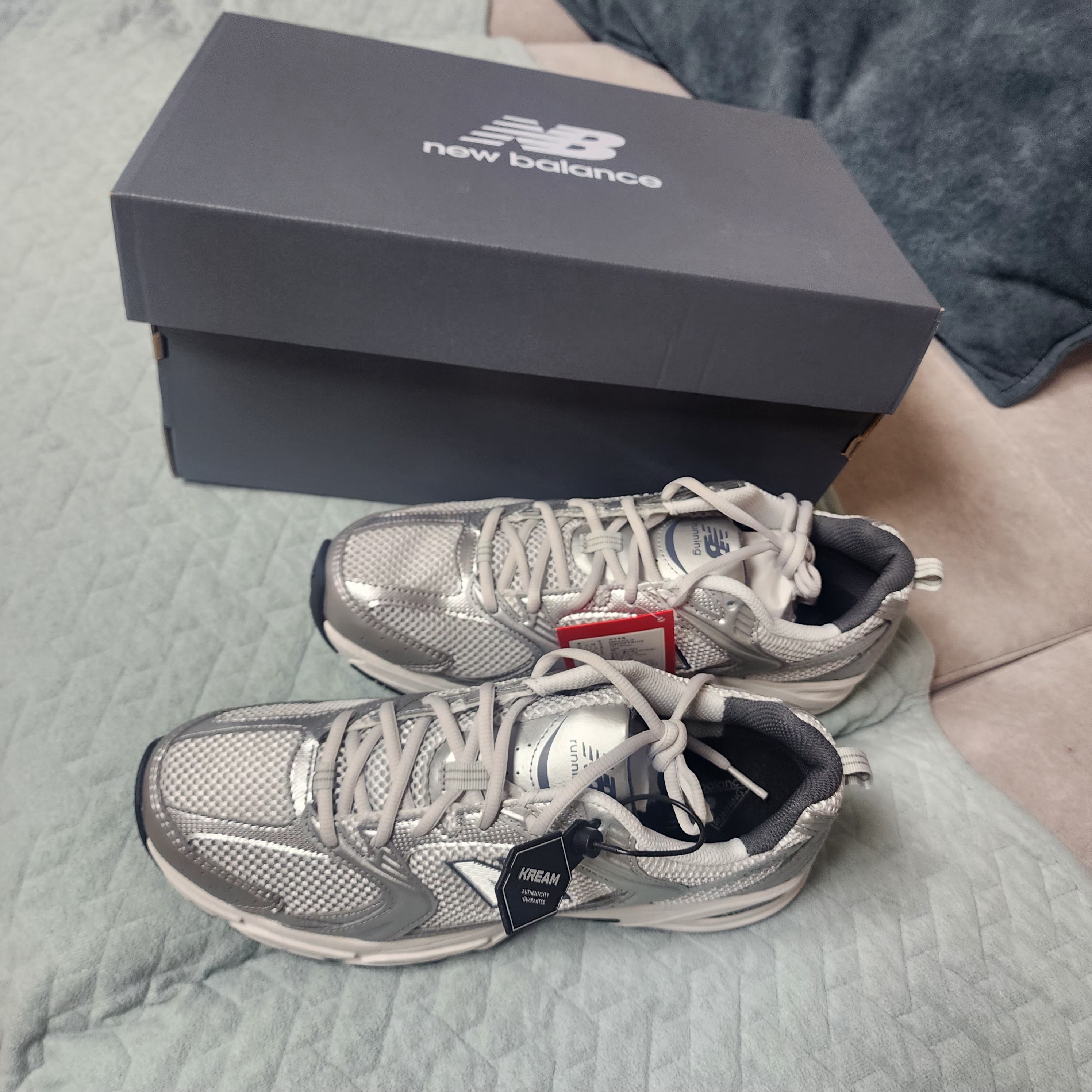 New Balance 530 Grey Matter Silver Metallic 착용 스타일