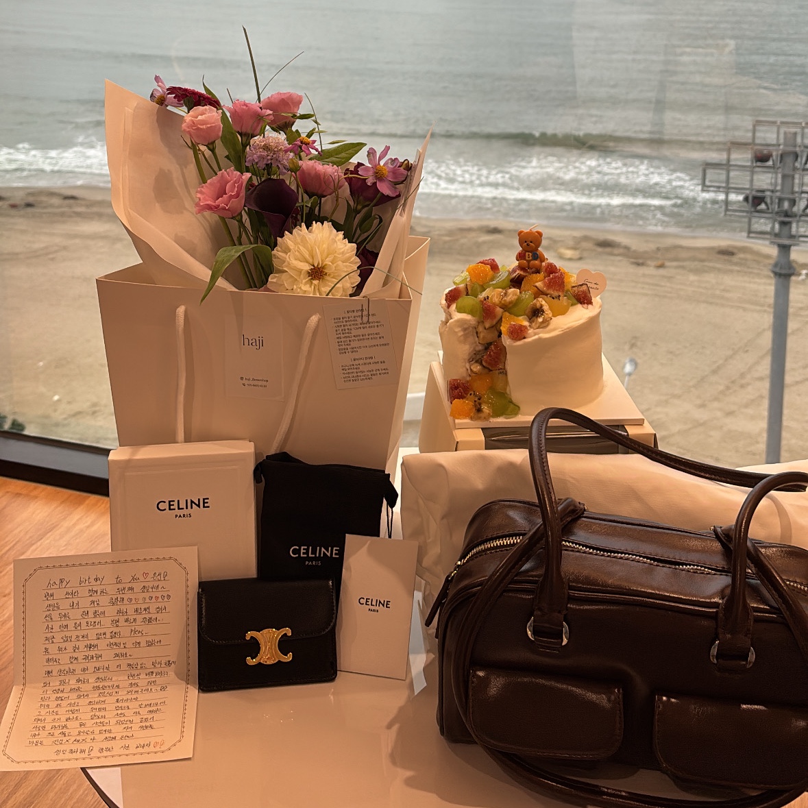 Celine Card Holder with Flap in Shiny Calfskin Black 착용 스타일 - 2