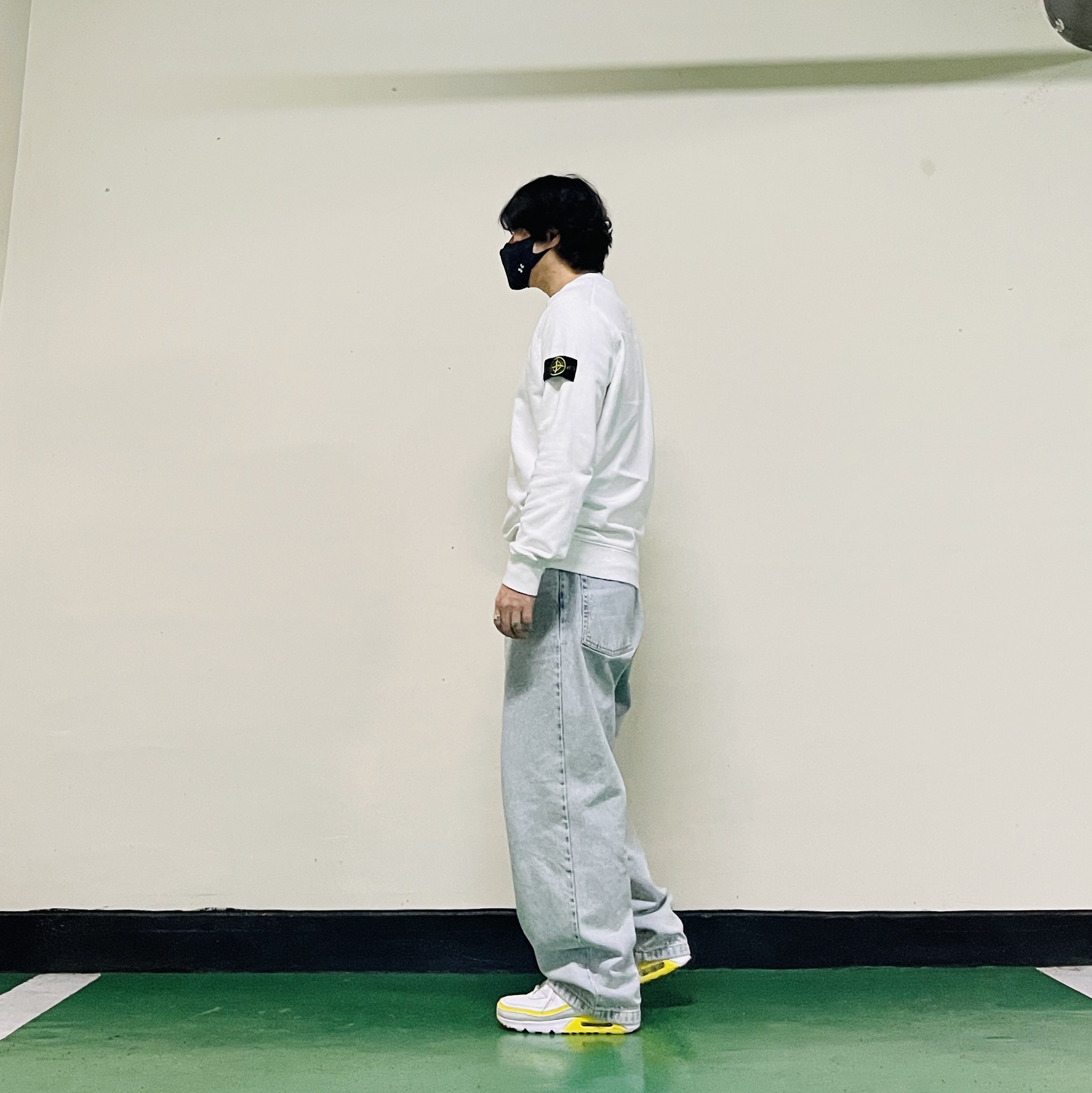 Stone Island 63020 Crewneck Sweatshirt White - 22FW, Nike x Undefeated Air Max 90 White Optic Yellow 착용 스타일 - 3