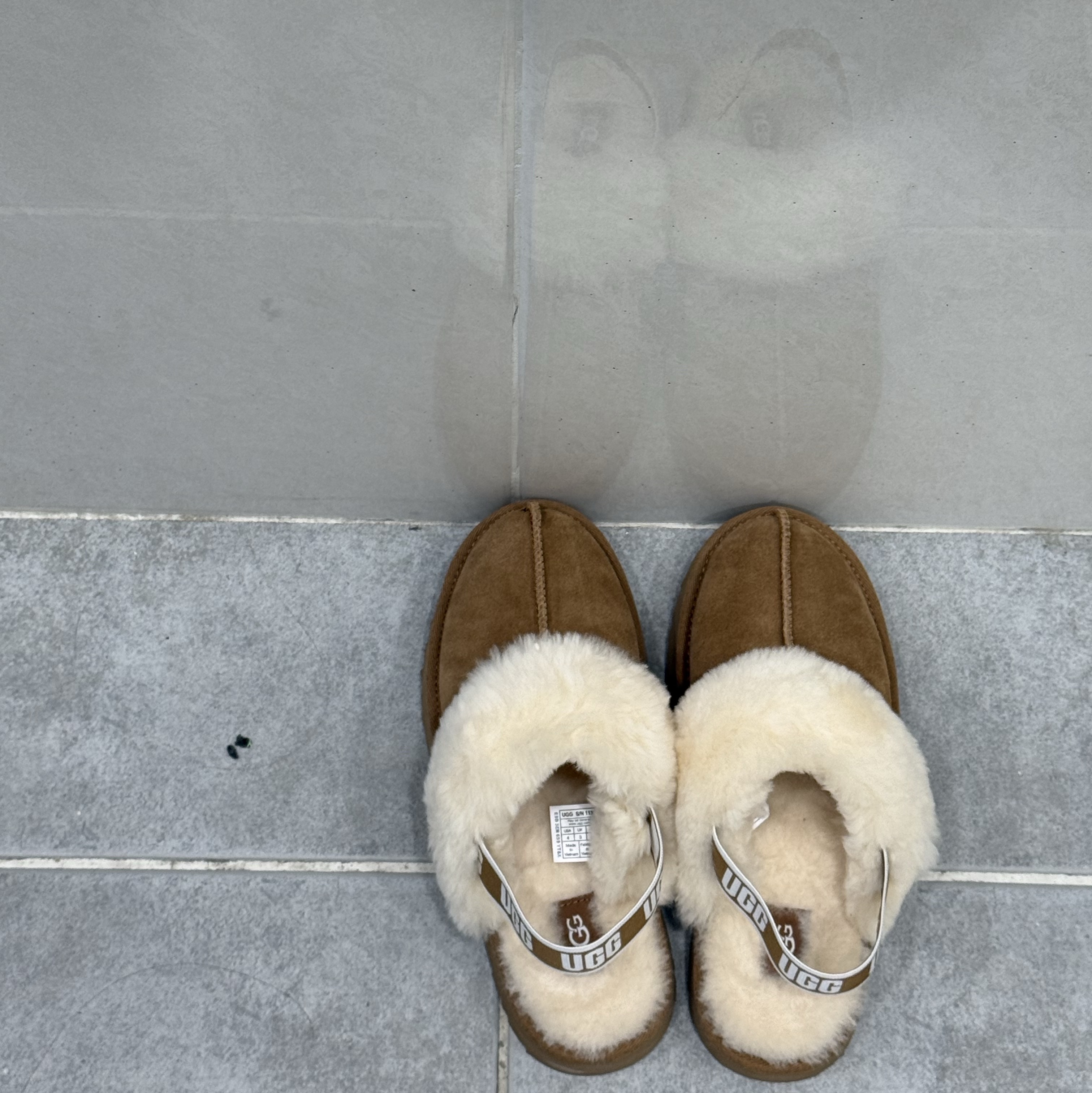 (Kids) UGG Funkette Slides Chestnut, Gucci Trademark Ring With Heart Pendant Silver 착용 스타일 - 1