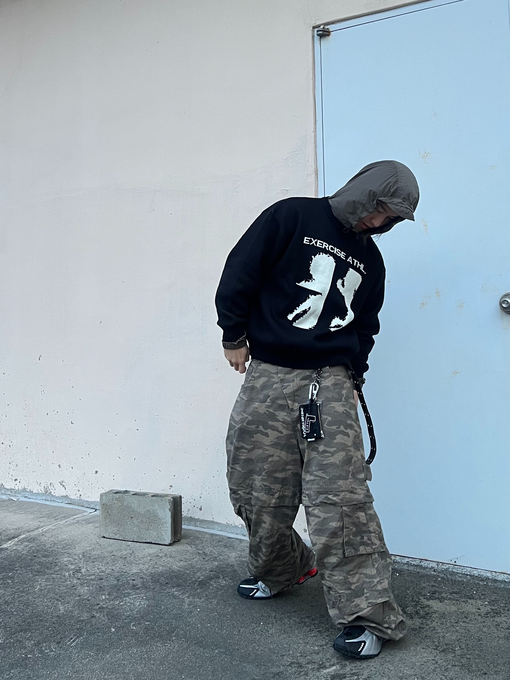 [KREAM Exclusive] Kamien Titan Baggy Pants Kream Camo, Nike Shox R4 Metallic Silver Red 착용 스타일 - 1