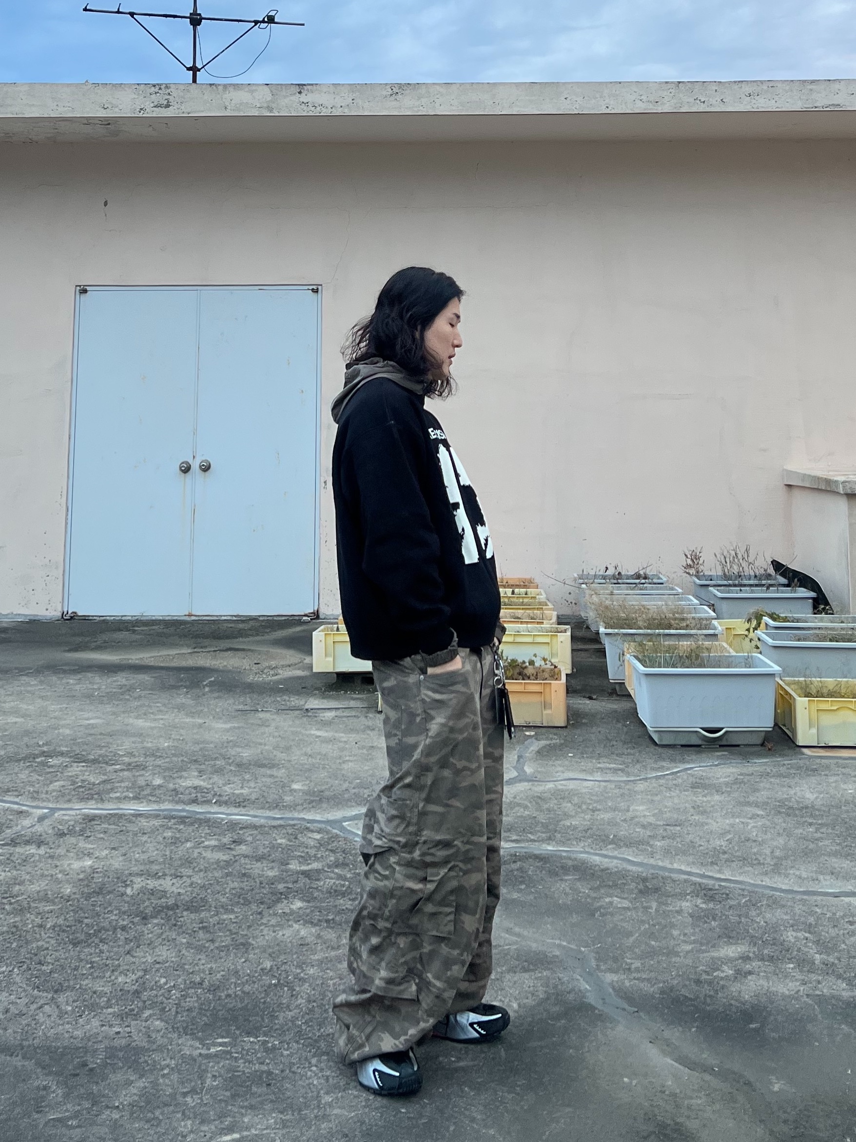 [KREAM Exclusive] Kamien Titan Baggy Pants Kream Camo, Nike Shox R4 Metallic Silver Red 착용 스타일 - 3