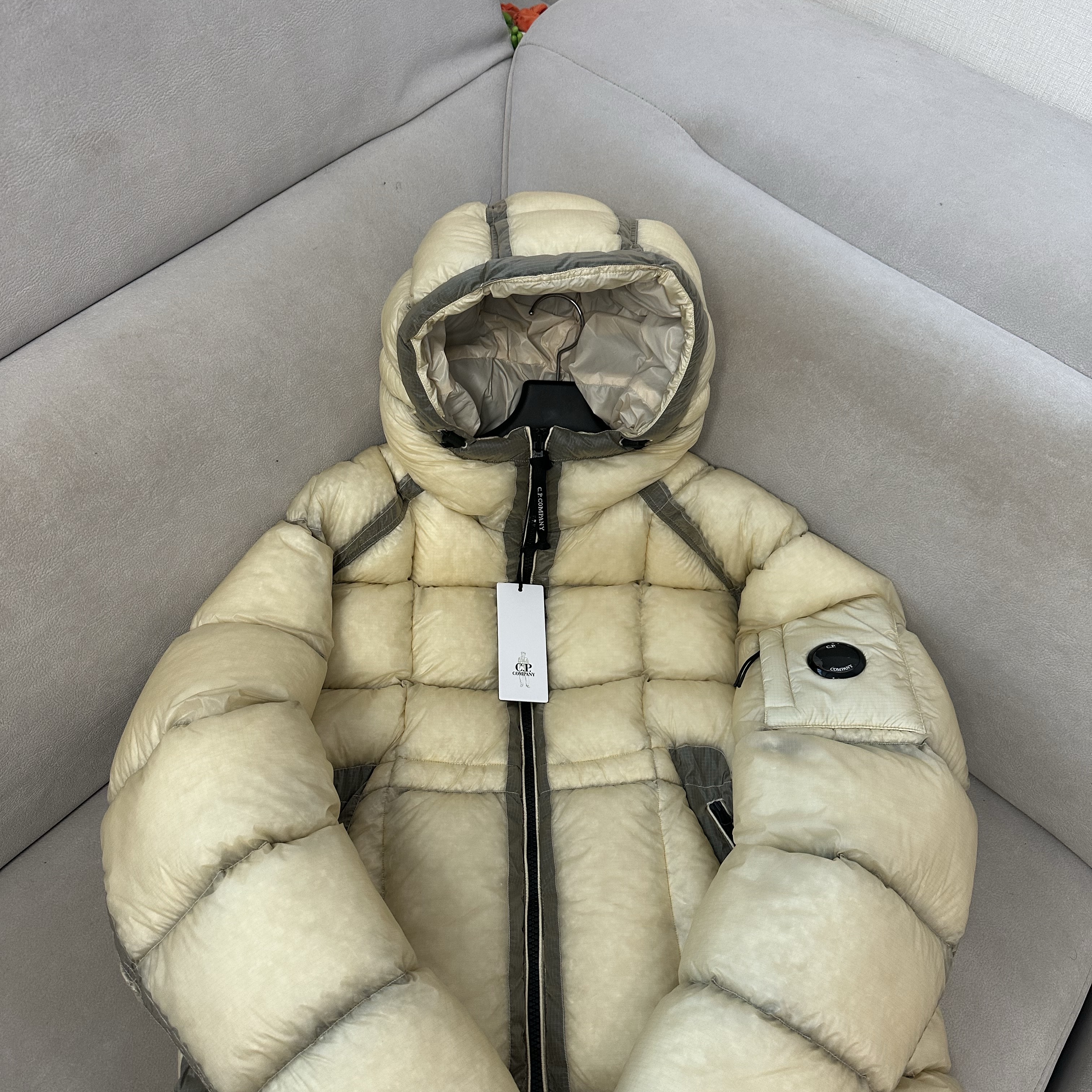 C.P. Company D.D. Shell Hooded Down Jacket Pistachio Shell Beige - 25FW 착용 스타일 - 1
