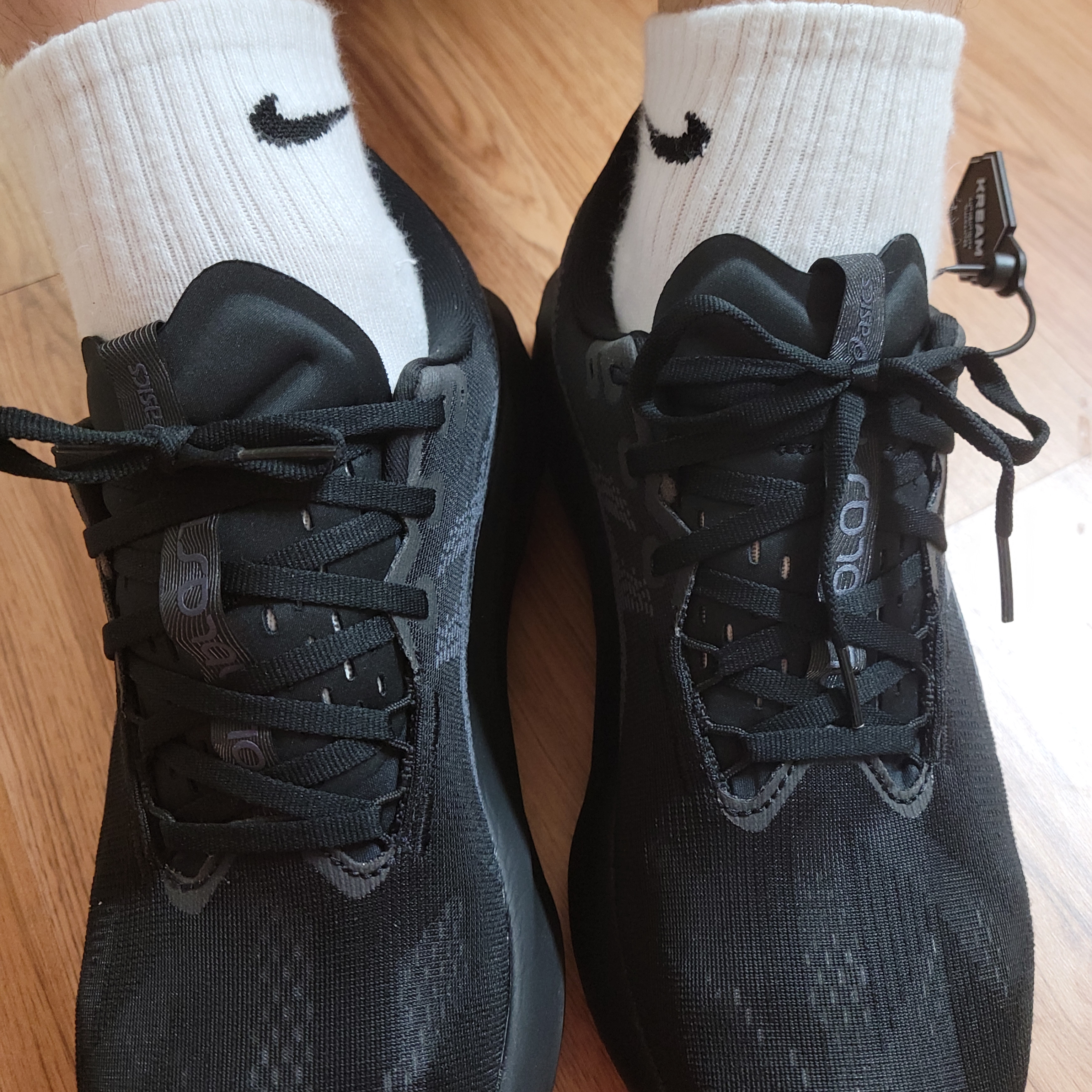 Asics Novablast 5 Black Carrier Grey 착용 스타일