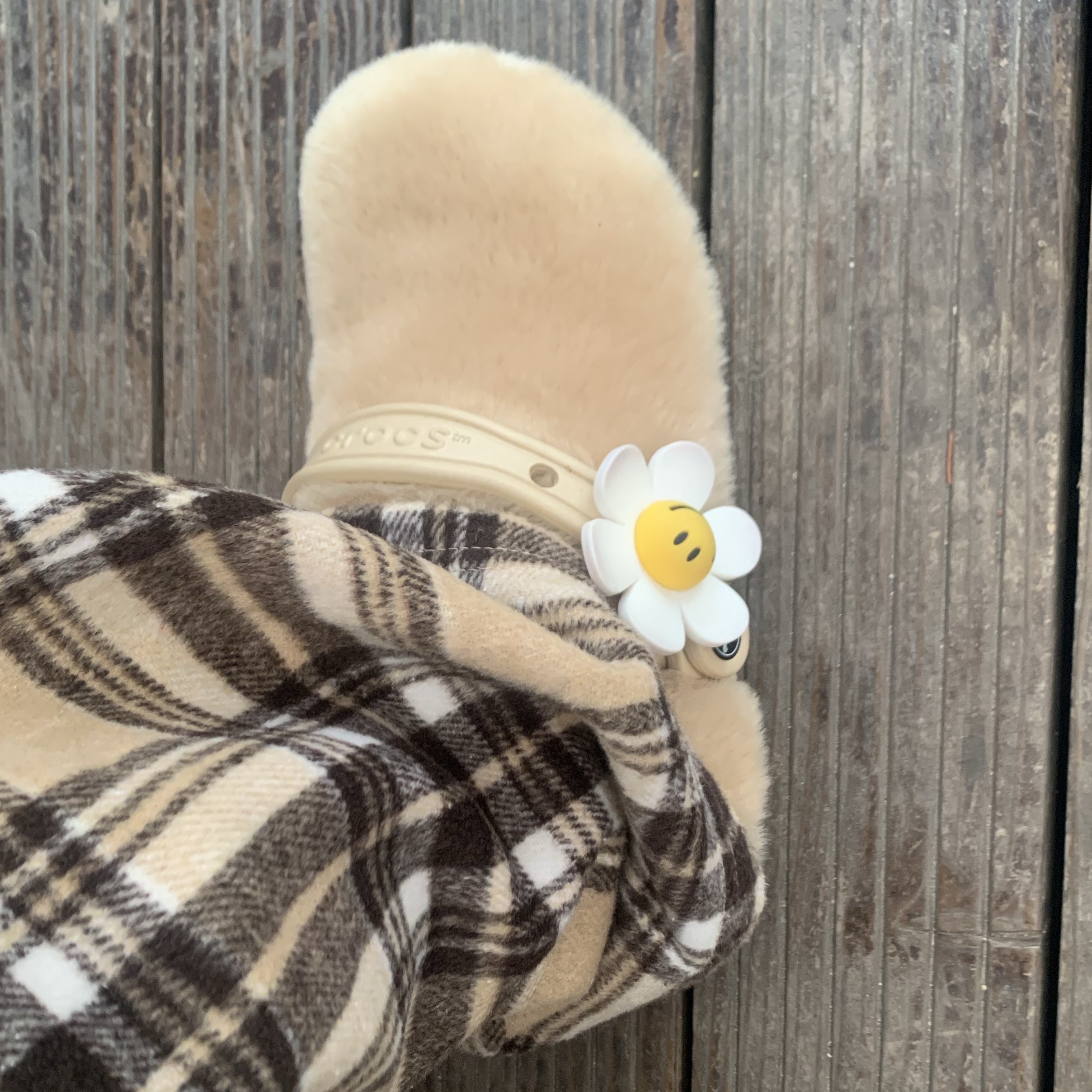 Crocs Classic Fur Sure Clog Chai 착용 스타일
