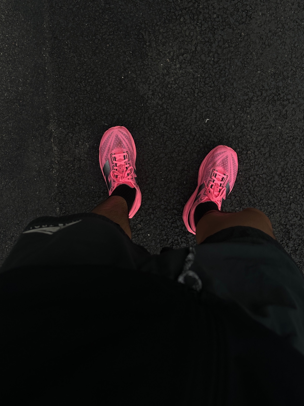 New Balance Fuelcell Rebel v4 Ultra Pink Black - 2E Wide 착용 스타일
