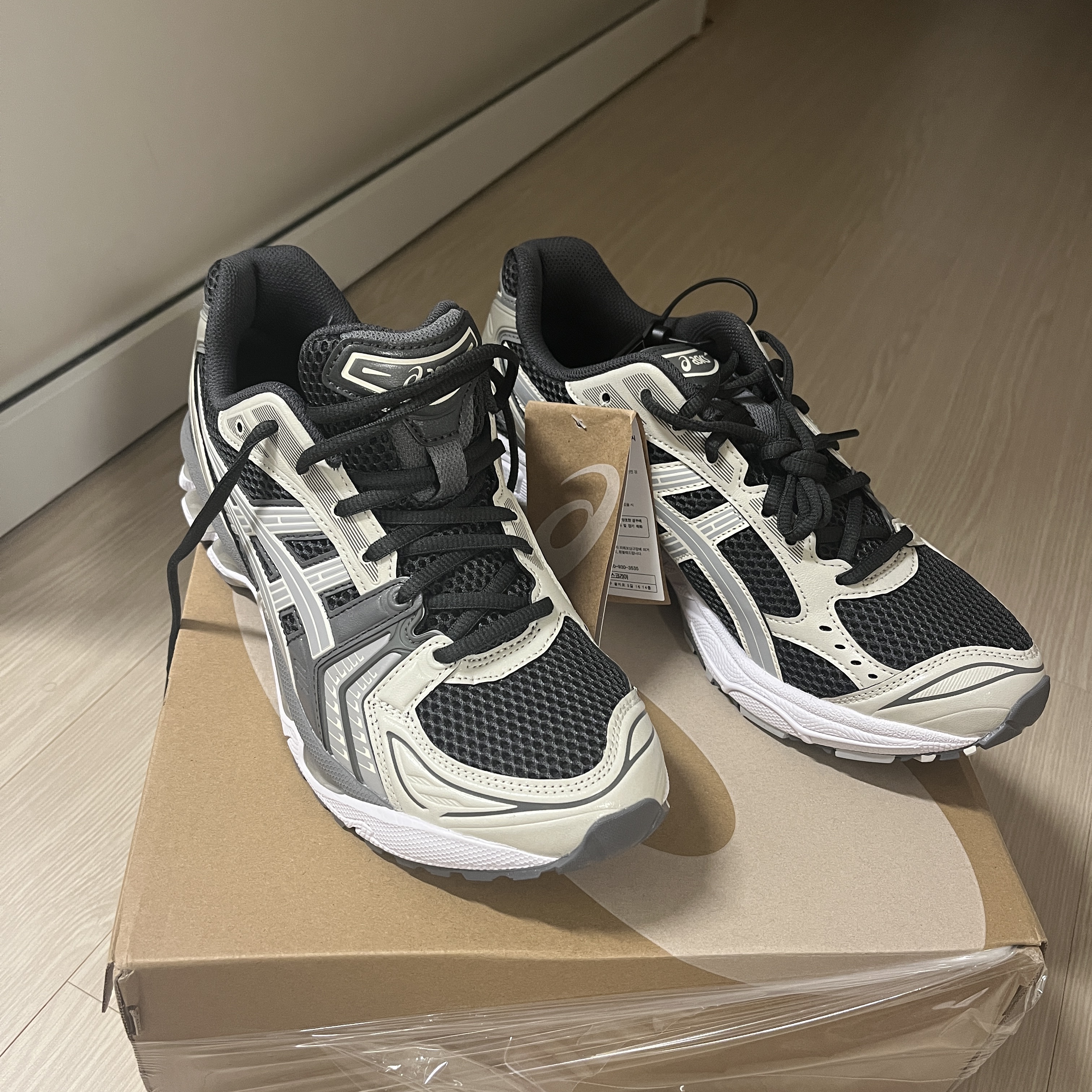 Asics Gel-Kayano 14 Obsidian Grey Cement Grey 착용 스타일 - 1