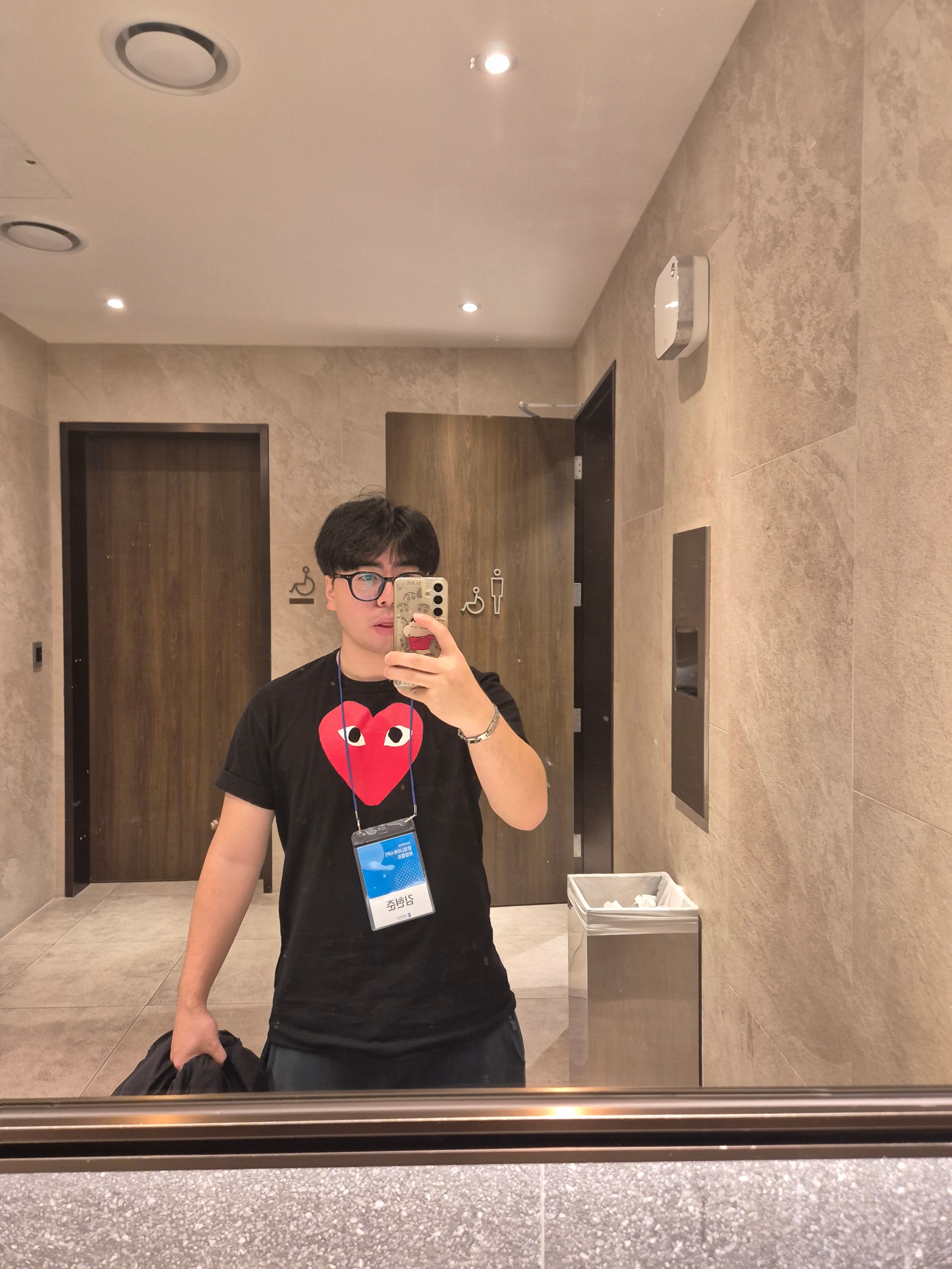 Play Comme des Garcons Red Heart T-Shirt Black 착용 스타일
